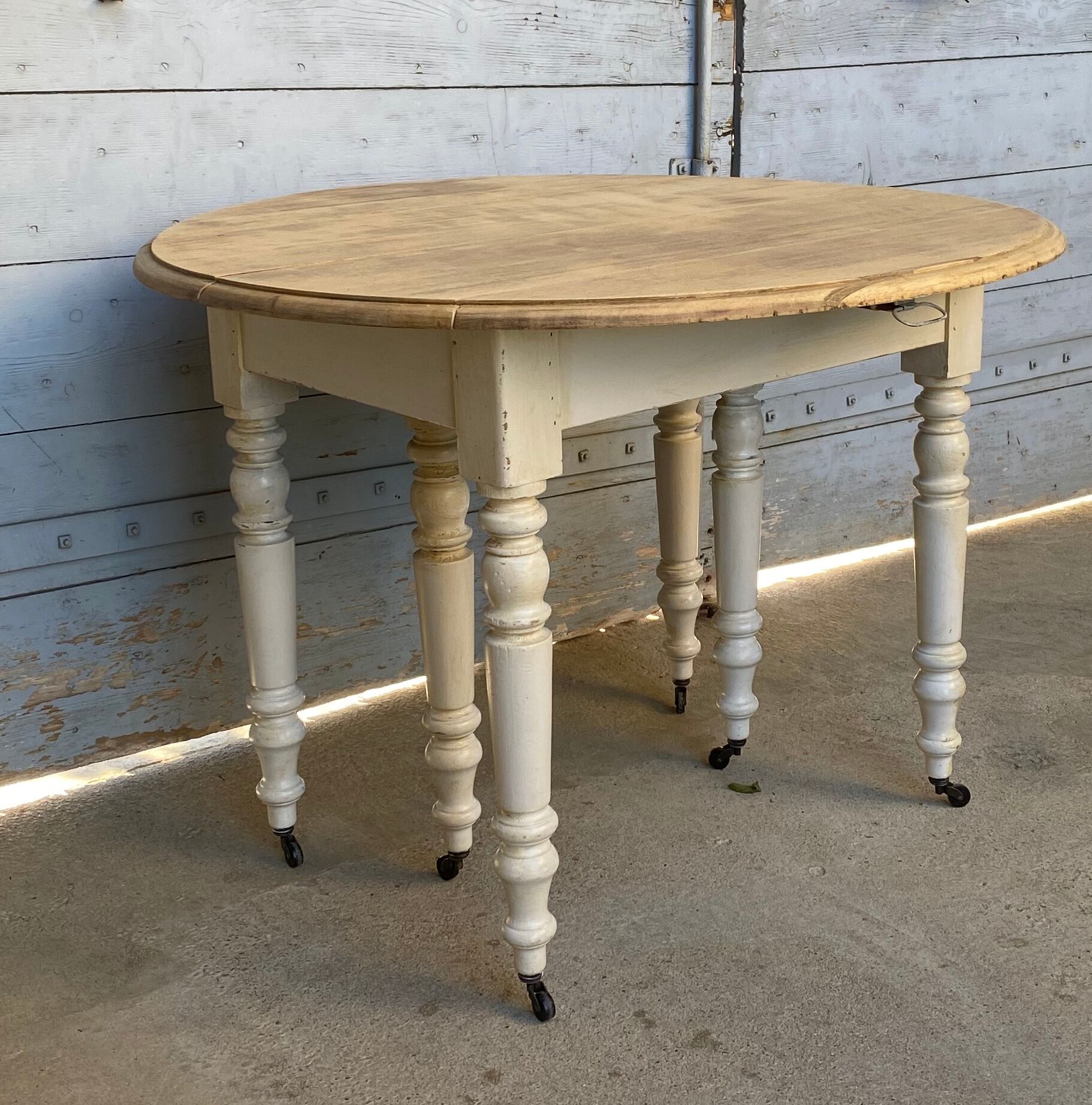 Round table with flap and extension