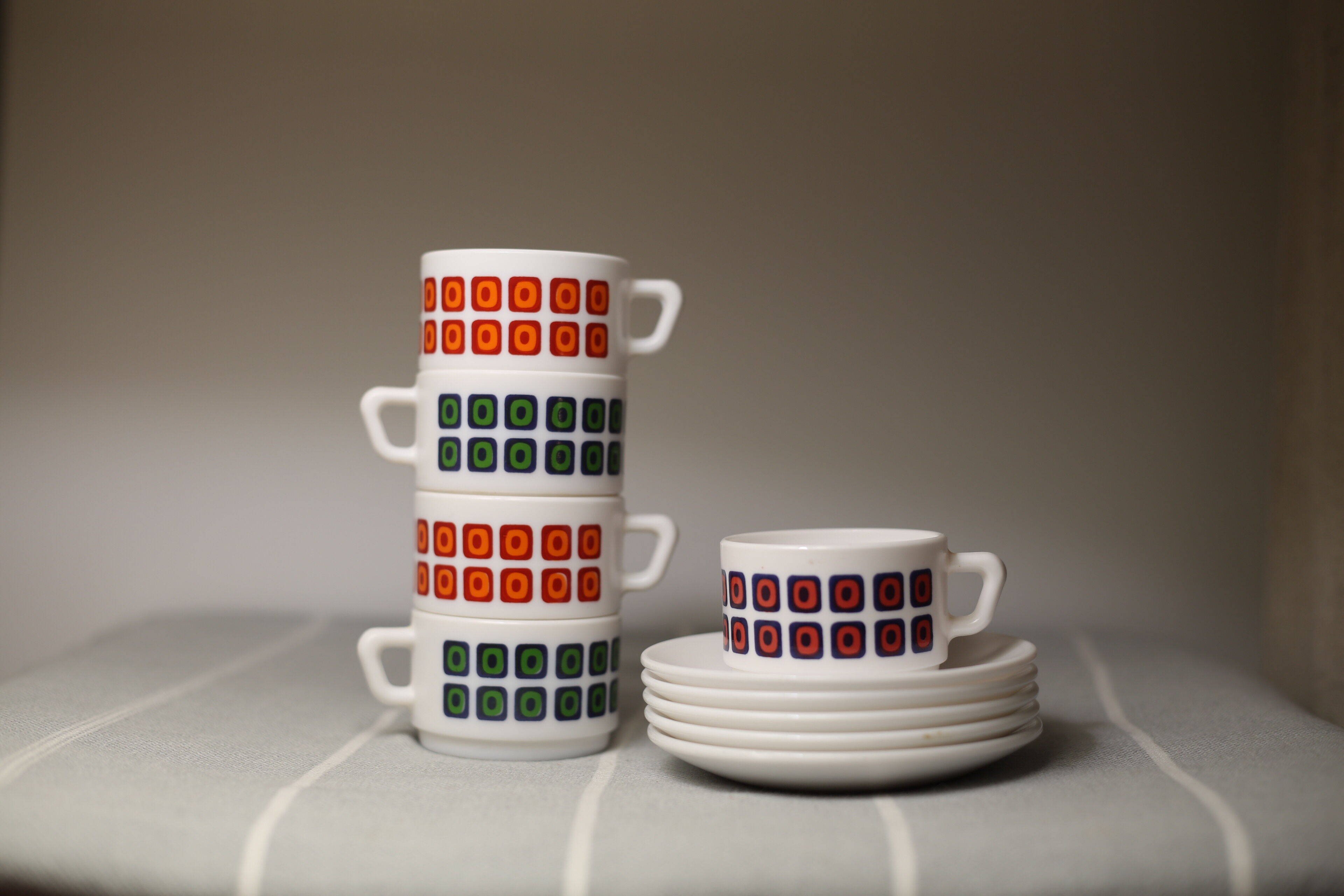 Vintage cups 70s square décor Pop Polka