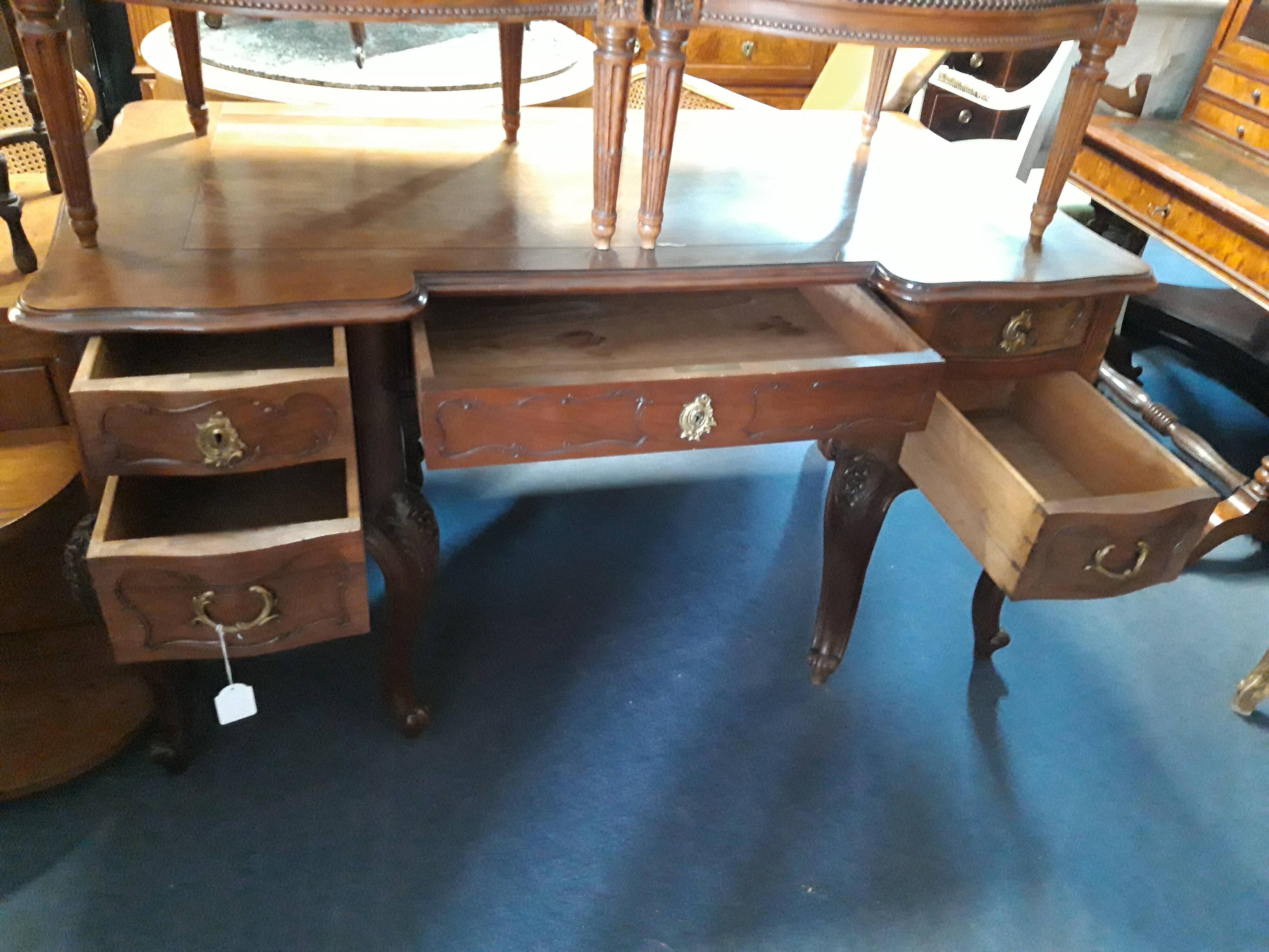 Curved Provençal Louis XV style desk in carved walnut circa 1880
