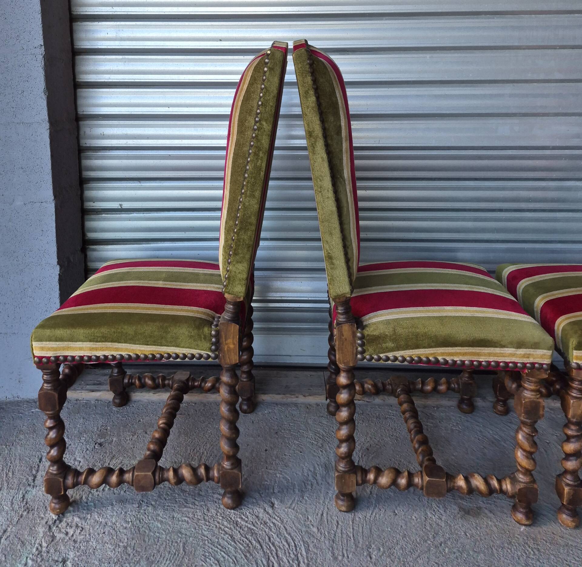 Set of 6 Louis XIII style chairs in turned wood and velvet.
