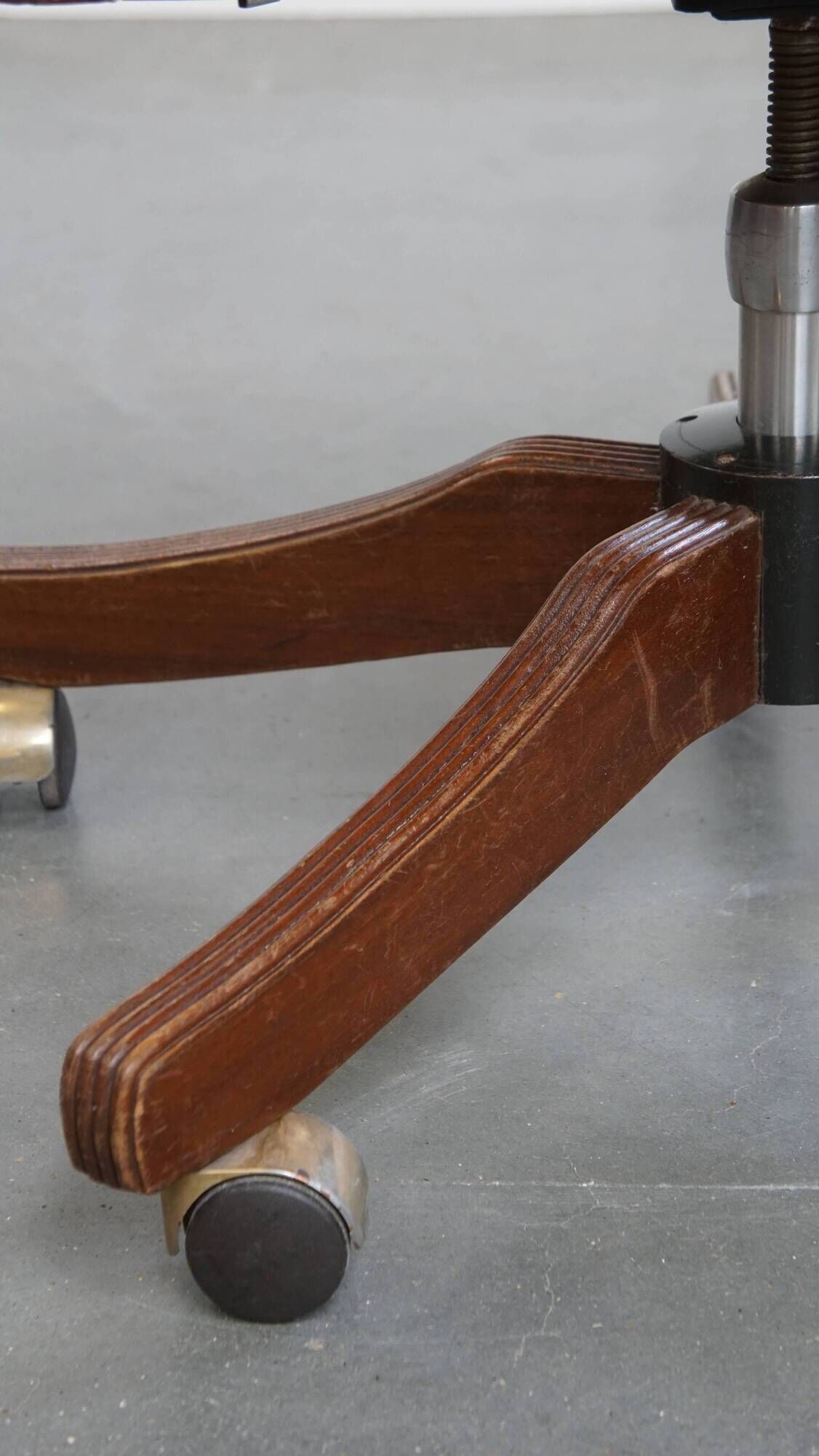 English-Style Office Chair in Cowhide Leather on Wheels Combined with Wood