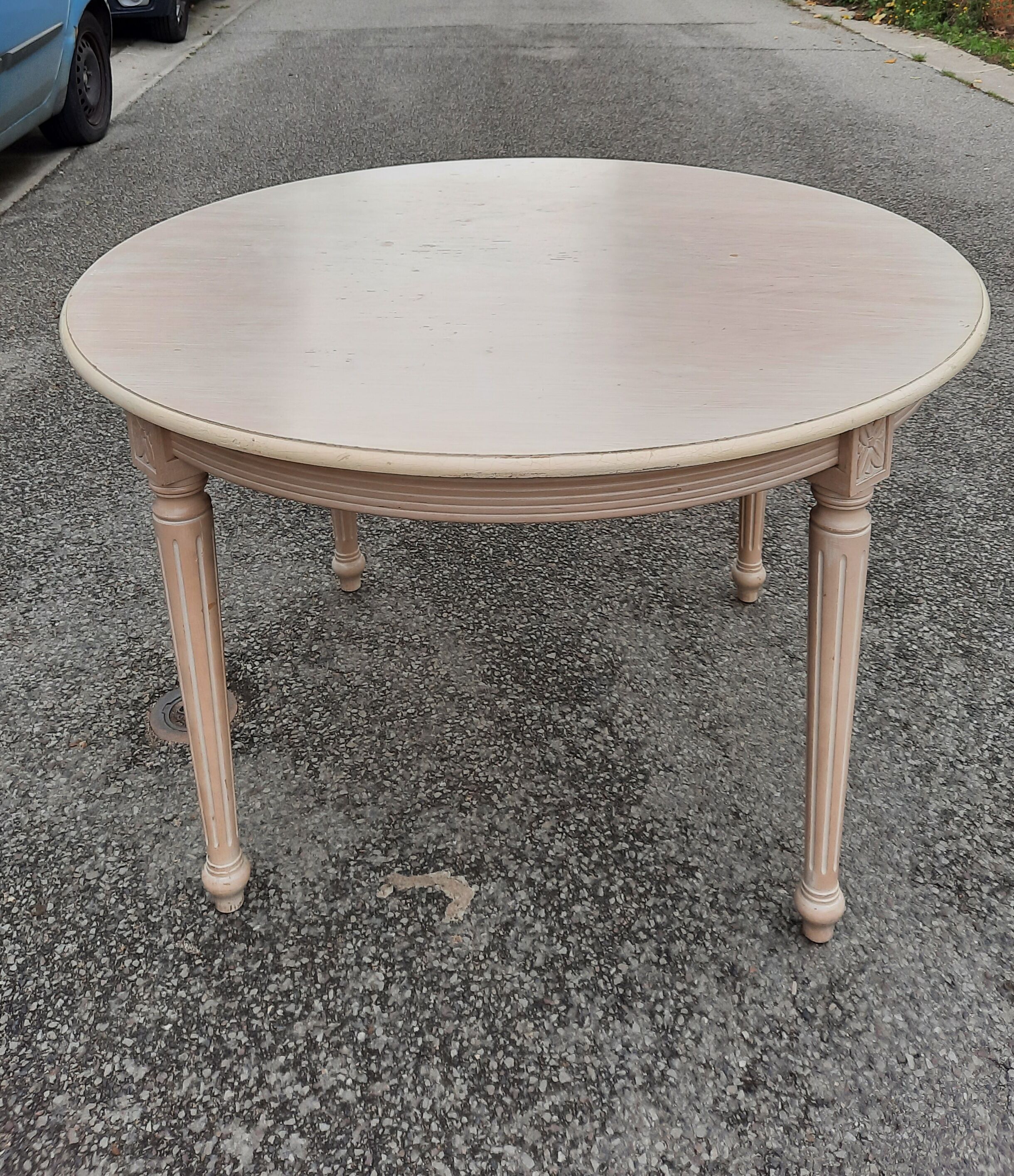 White lacquered table Louis XVI style