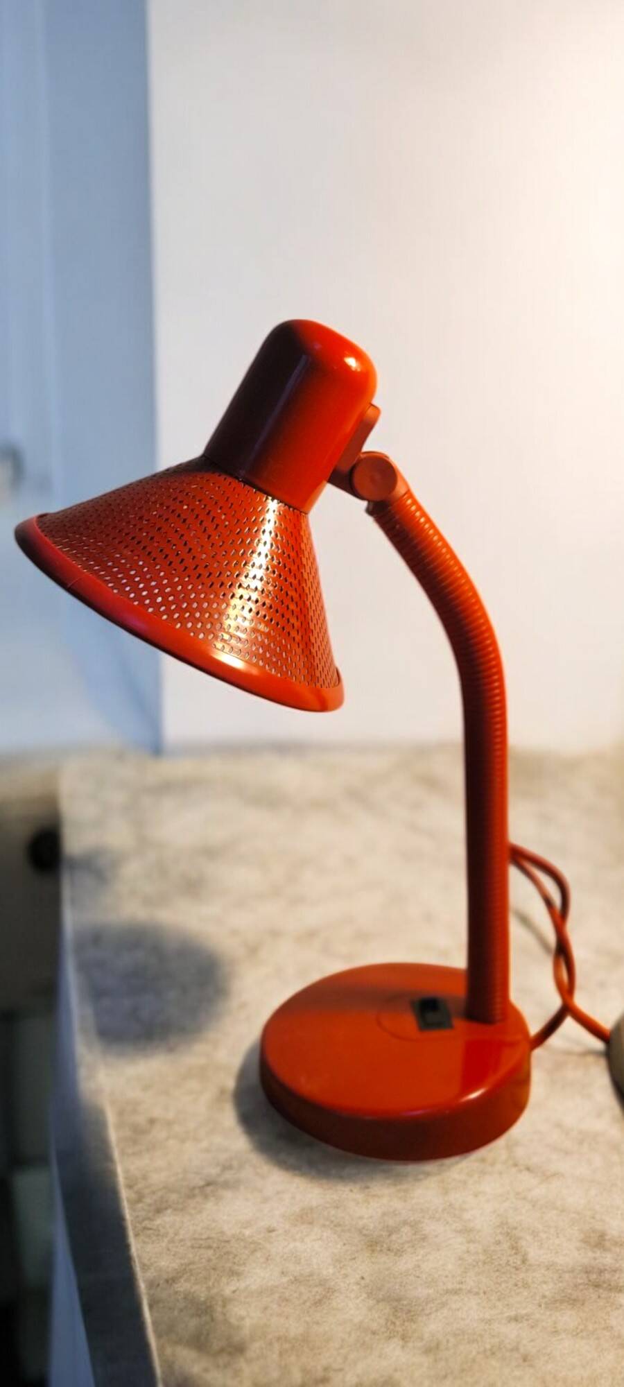 Lampe de chevet rouge vintage années 80 fonctionne abat jour métal perforé