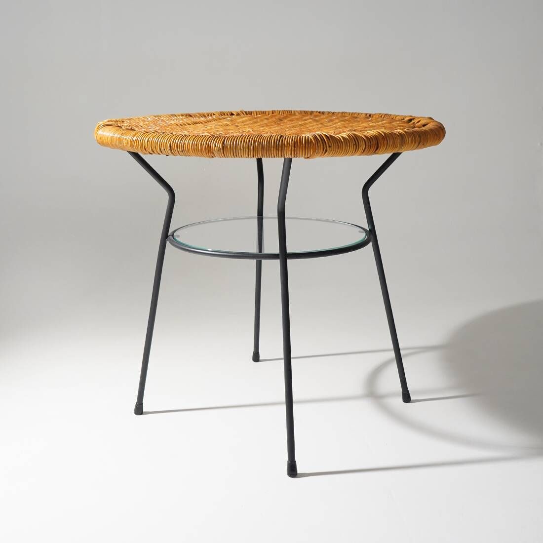 Table basse avec plateau rond en rotin, années 1950