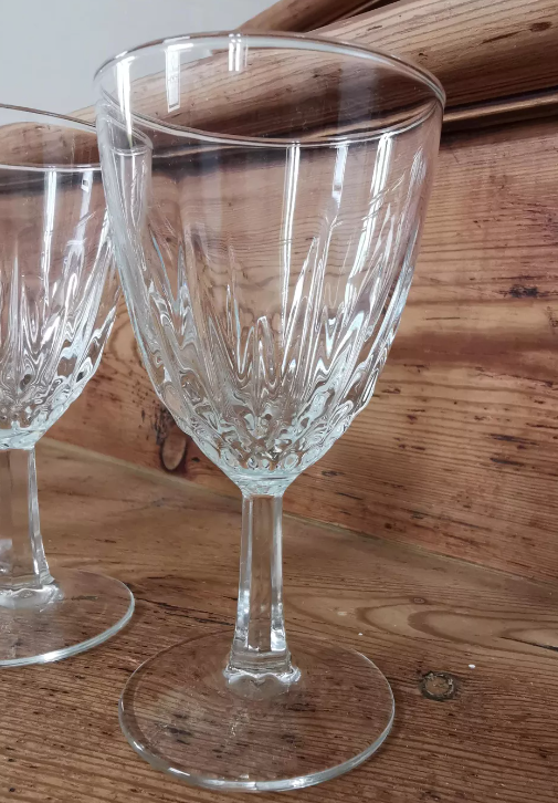Service de 6 verres à vin ciselés