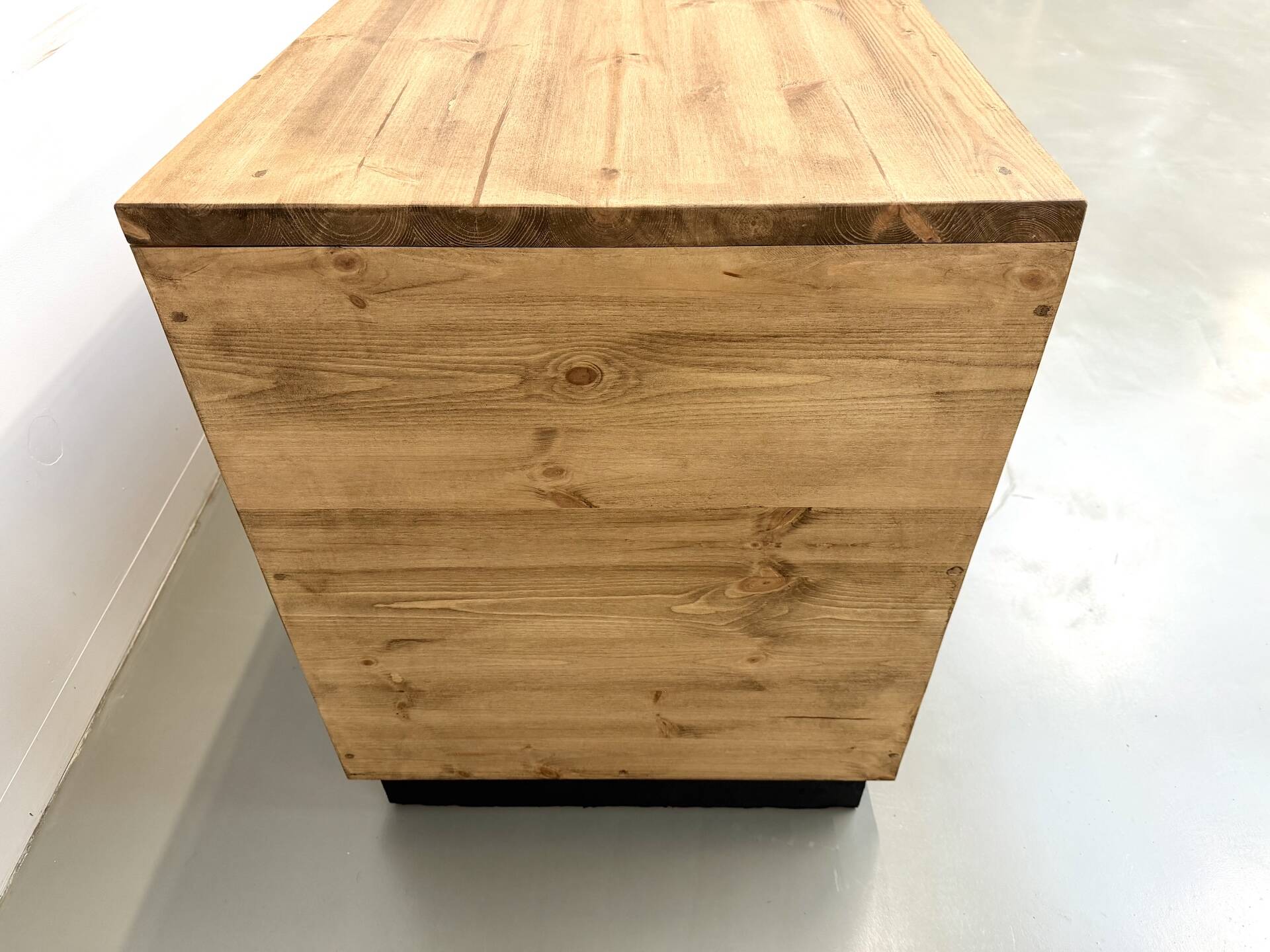 Double-sided display counter with 20 drawers