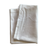 Nappe rect 165x230cm embroidered polka dots in the center.