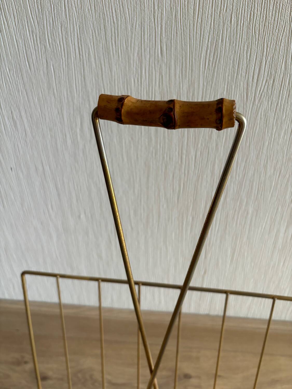 Magazine rack in gold metal and bamboo from the 60s