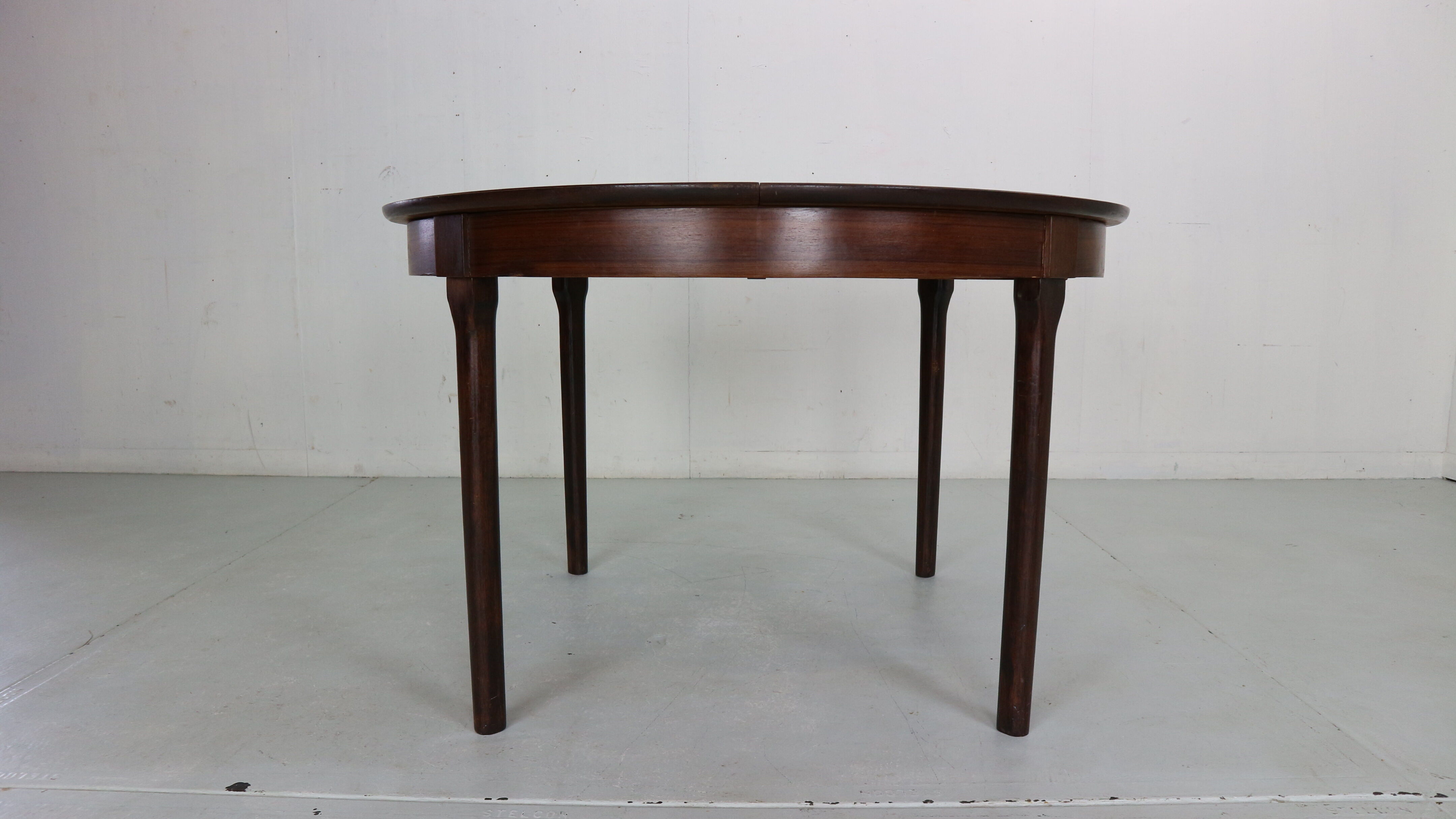 Scandinavian Modern Extendable Oval/Round Dinning Table, 1960, Denmark