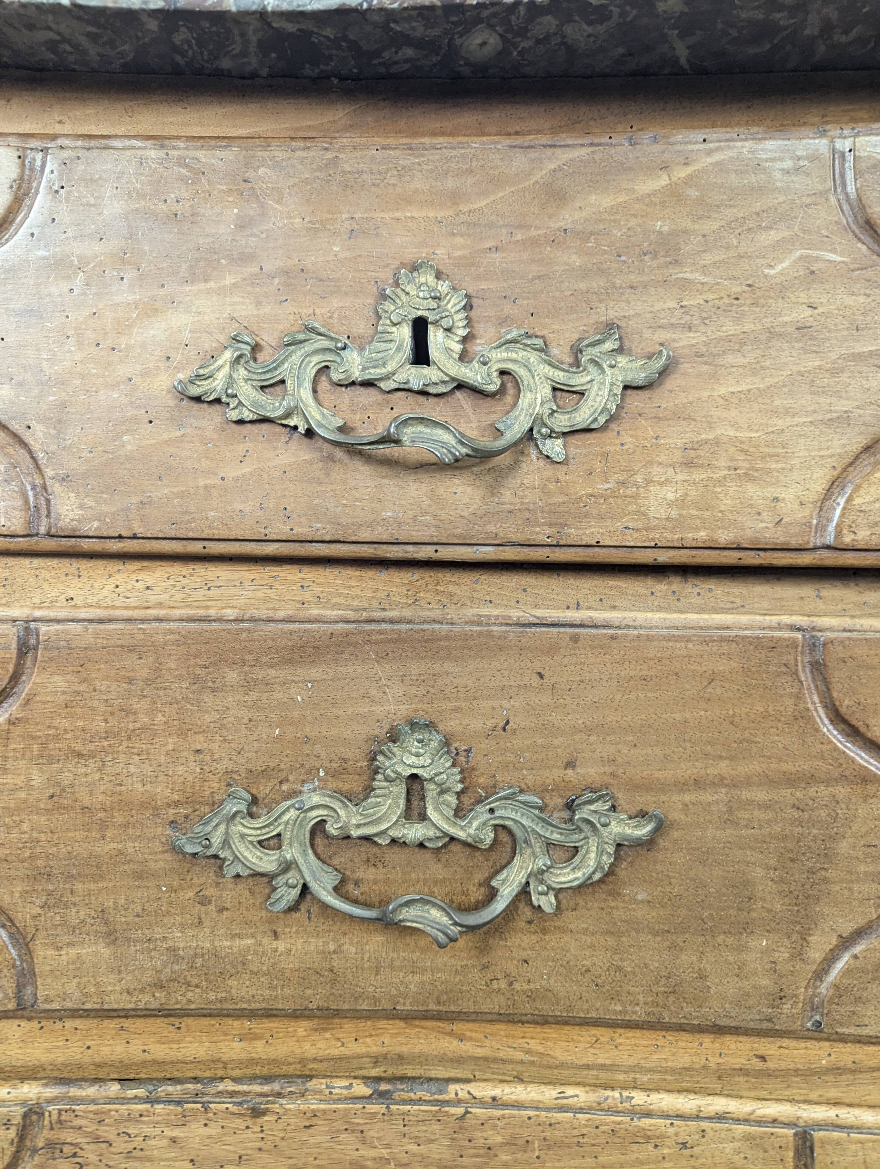 Commode Louis XV galbée en noyer dessus marbre XVIIIe
