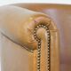 Fauteuil club en cuir de mouton de couleur cognac neutre et en bon état