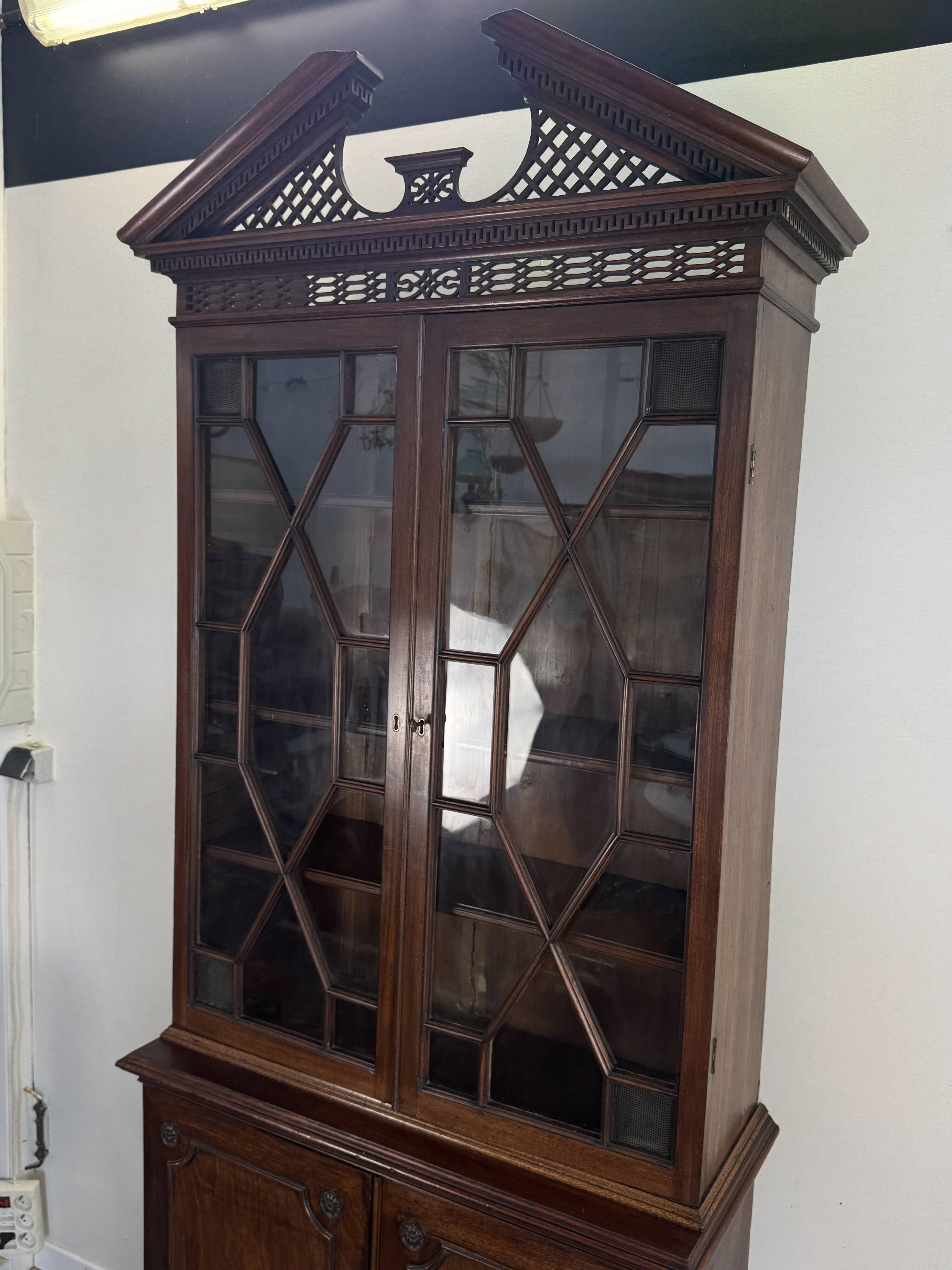 Bibliothèque Chippendale en acajou, Angleterre, circa 1770 — provenance doc