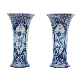 Paire de vases cornets en faïence de Delft