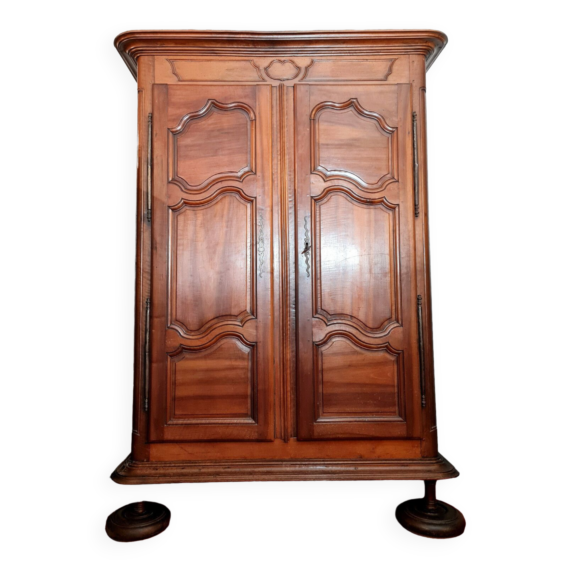 Burgundian wardrobe Louis XIII era in solid walnut around 1680