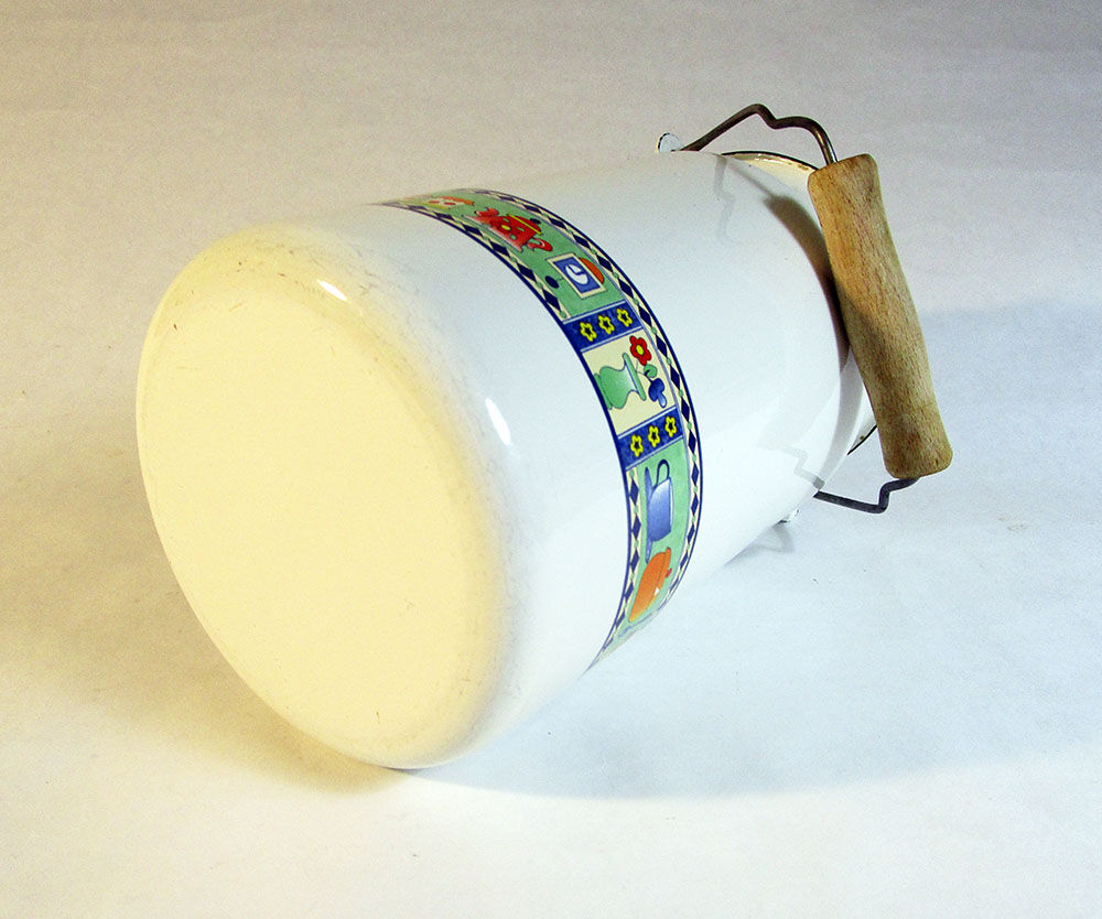 Enamelled metal pot