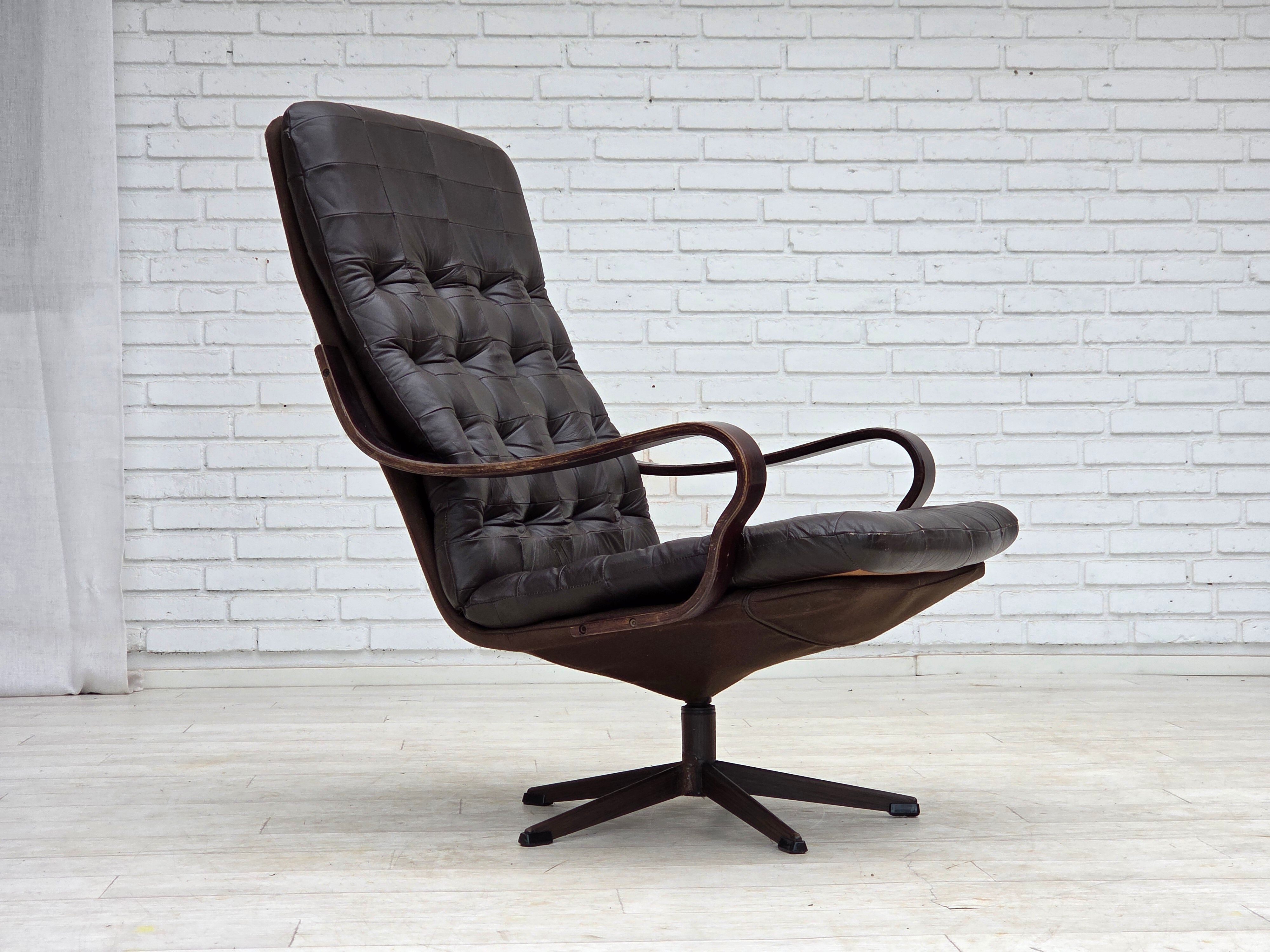Fauteuil pivotant scandinave des années 1970, en cuir patchwork d'origine.