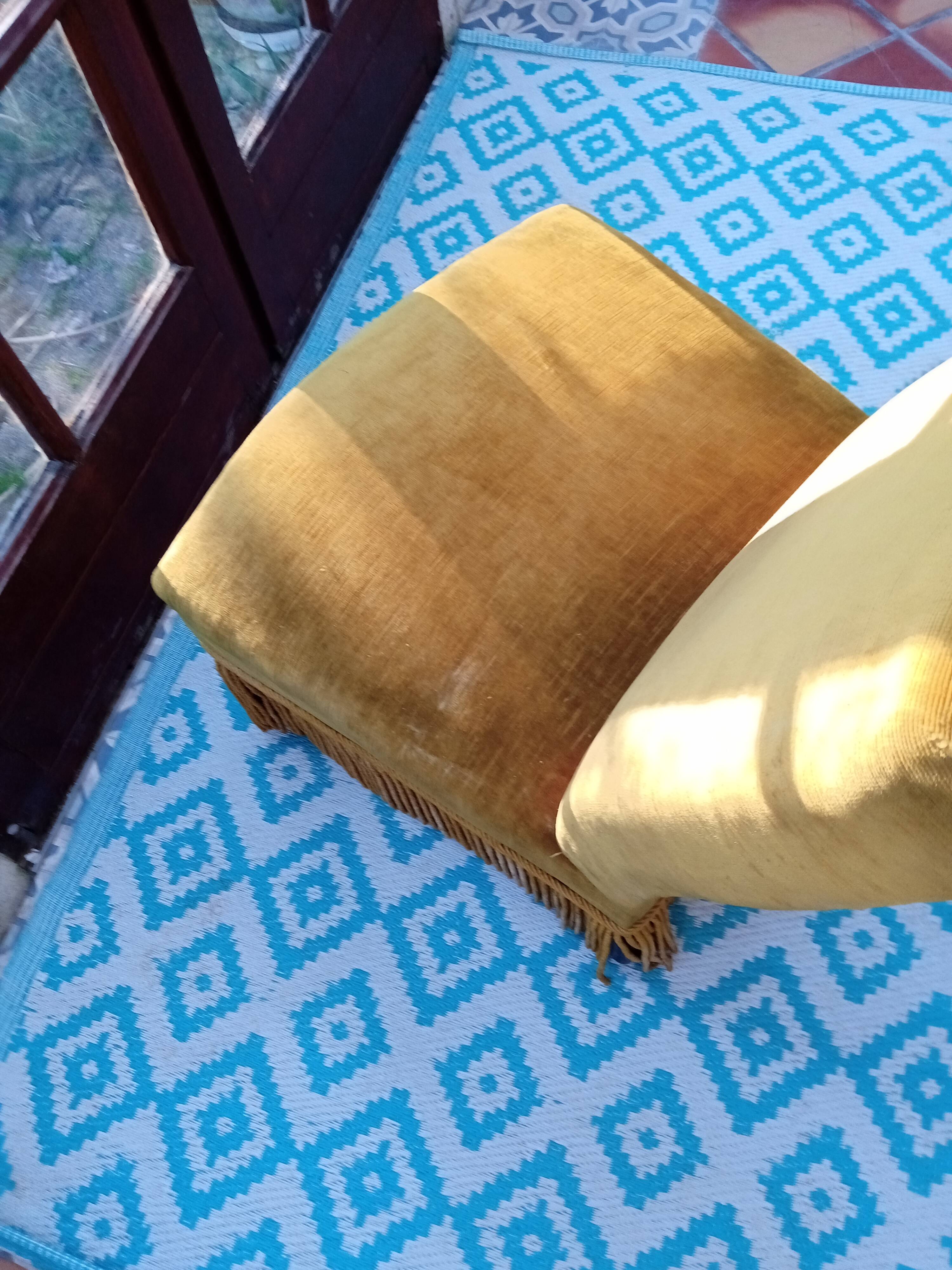Fauteuil rapaud en velours moutarde