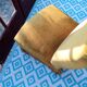 Fauteuil rapaud en velours moutarde