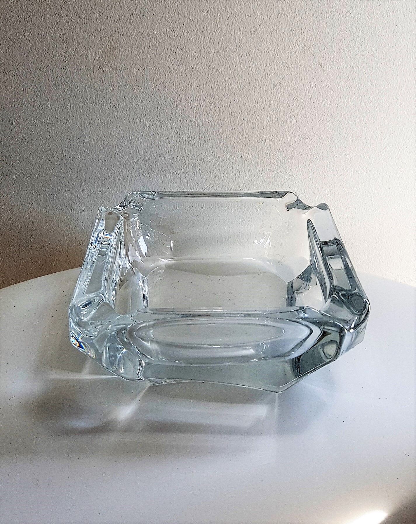 Cendrier en verre de forme carrée