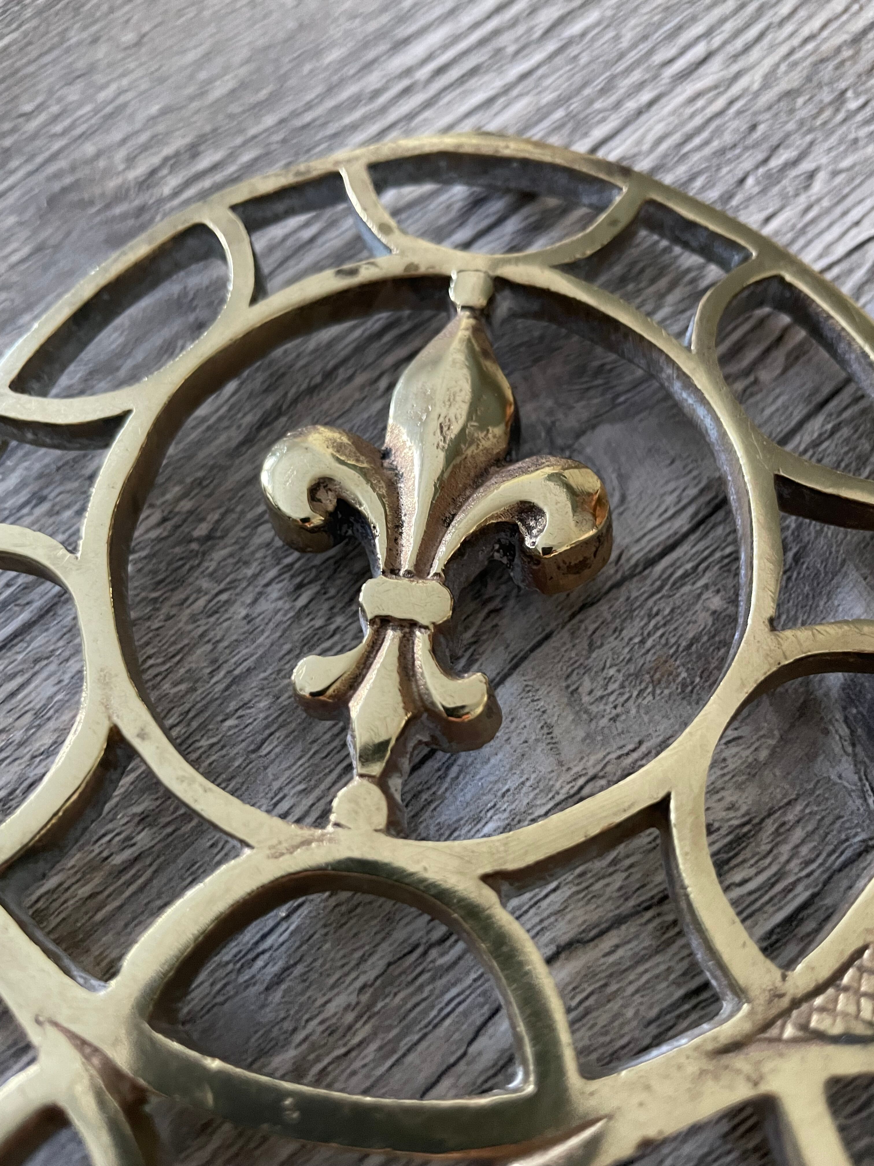 Dessous de plat à decor de Lys