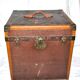 Malle carrée ancienne en bois, laiton et cuir - Coffre de voyage 1920 45cm