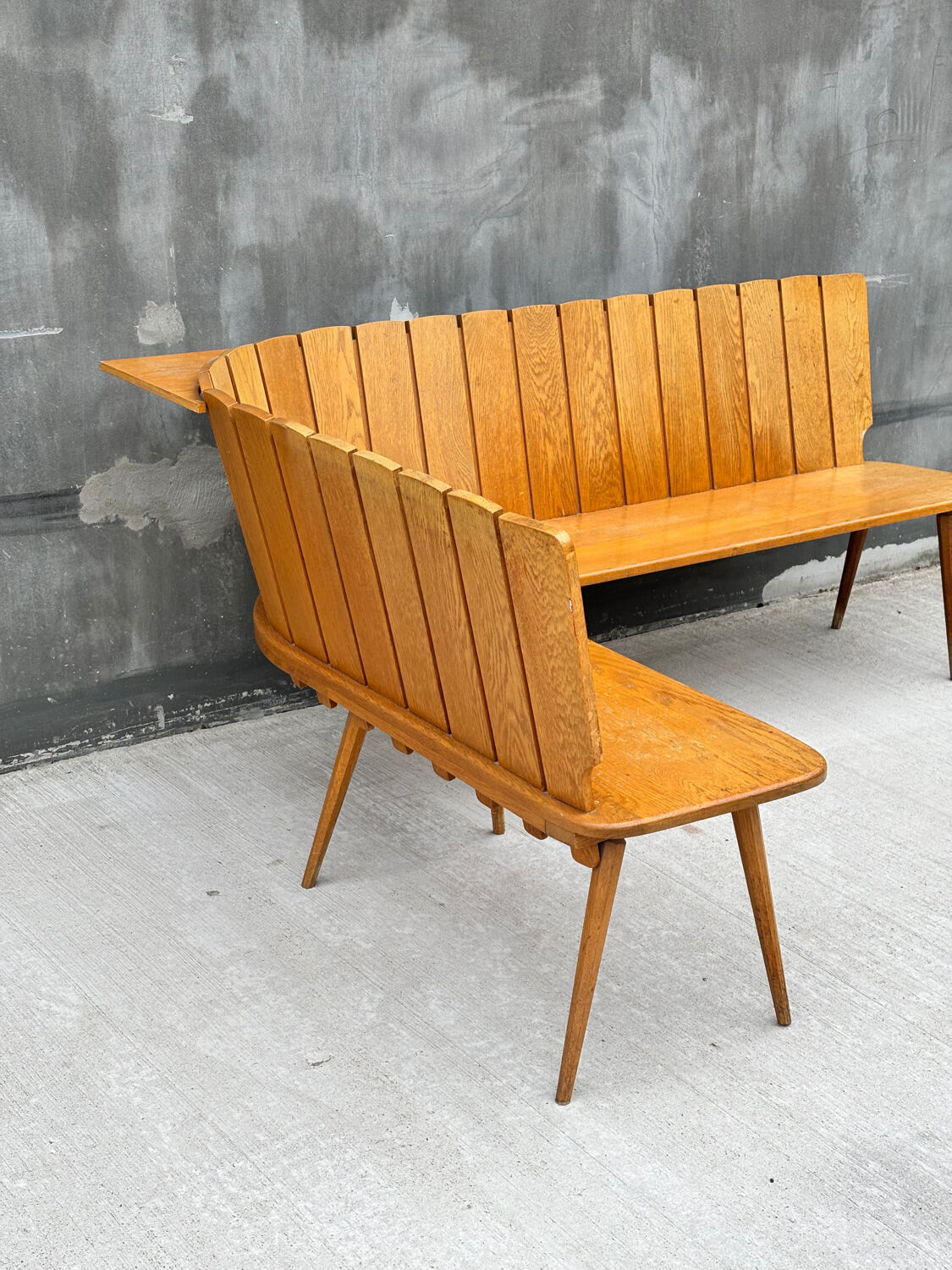 Brutalist corner bench in oak – European design, 1960s/70s