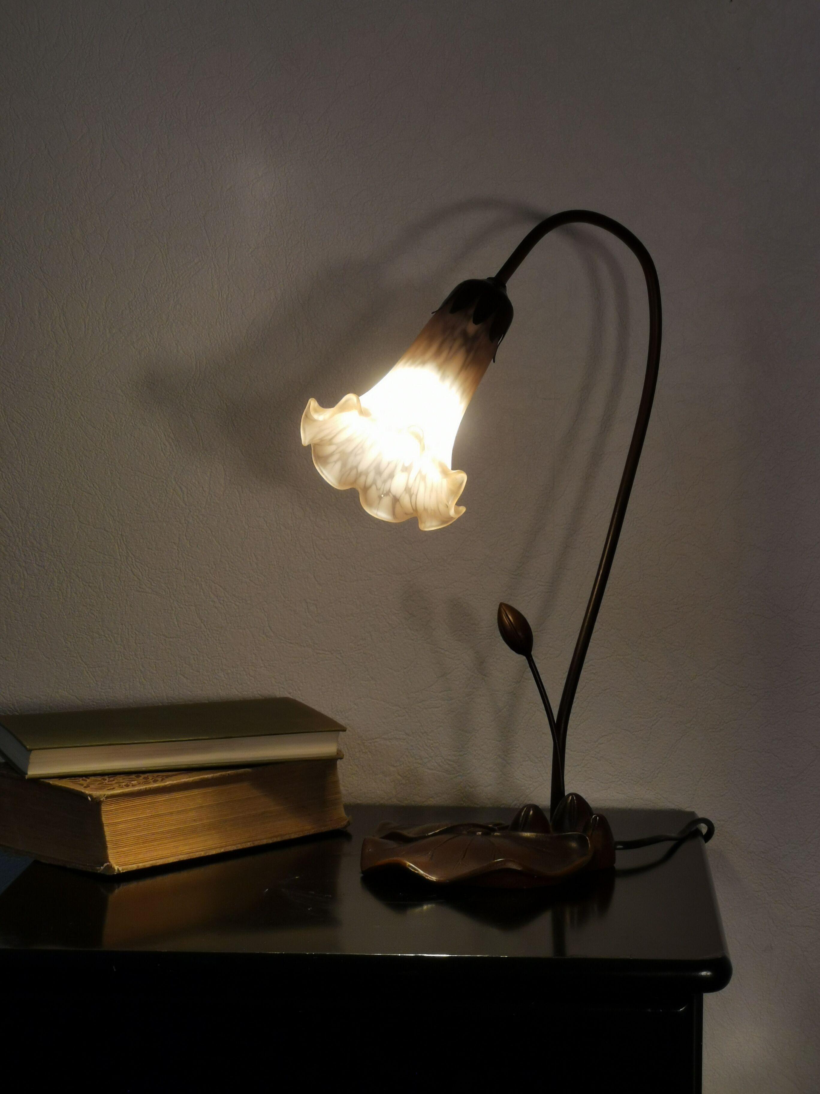 Lampe nénuphar en laiton et pâte de verre, style art nouveau.