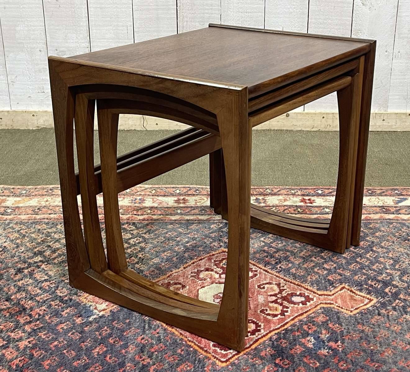Suite de 3 tables gigognes anglaises en teck des années 70, G-Plan