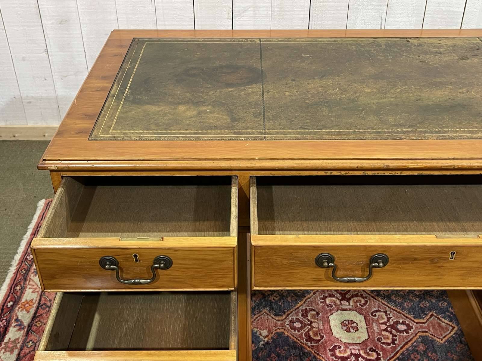 Bureau plat à caissons anglais des années 1950 en if