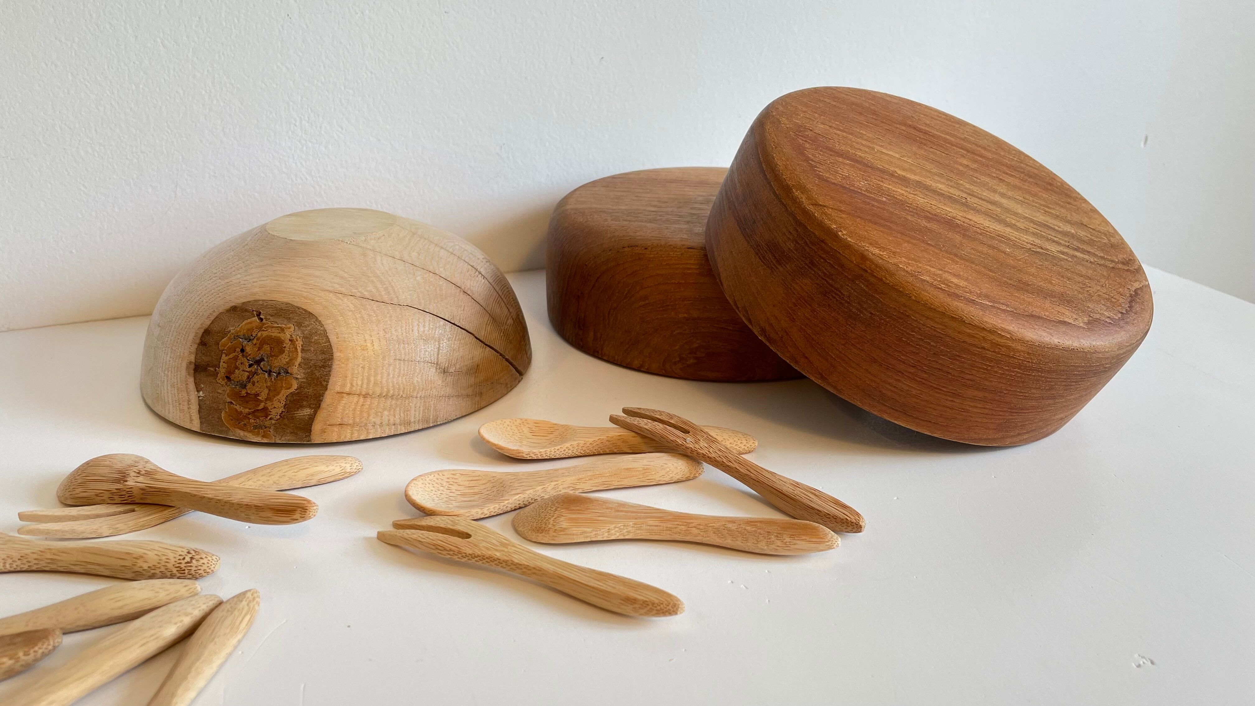 3 wooden bowls and 12 mini cutlery at apéro