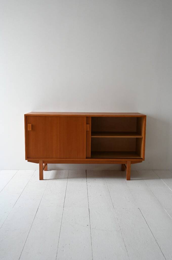 Buffet danois avec portes coulissantes, étagères et tiroir intérieur. Danemark, années 1970.