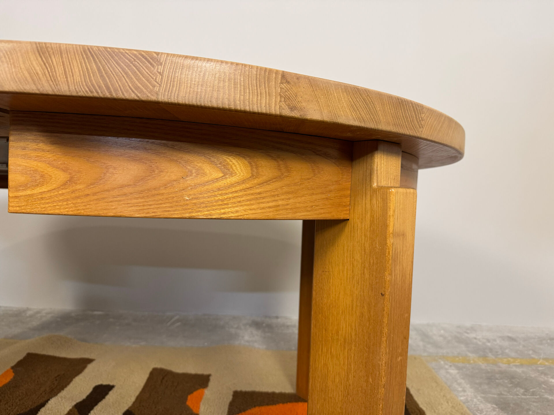 Round table with 1 extension in solid elm Regain, diameter 120 cm.