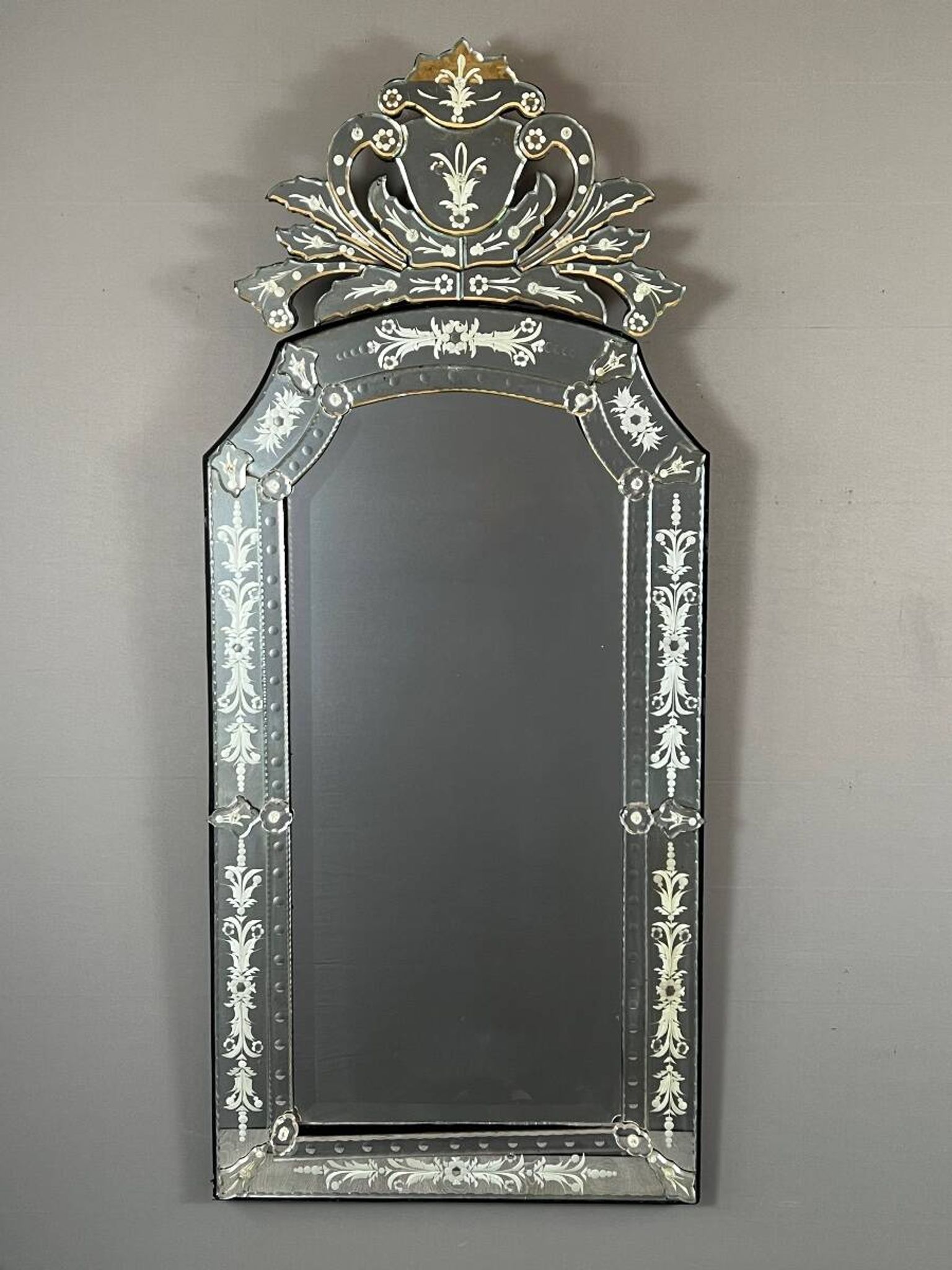 Miroir vénitien gravé à décor floral, XXe siècle