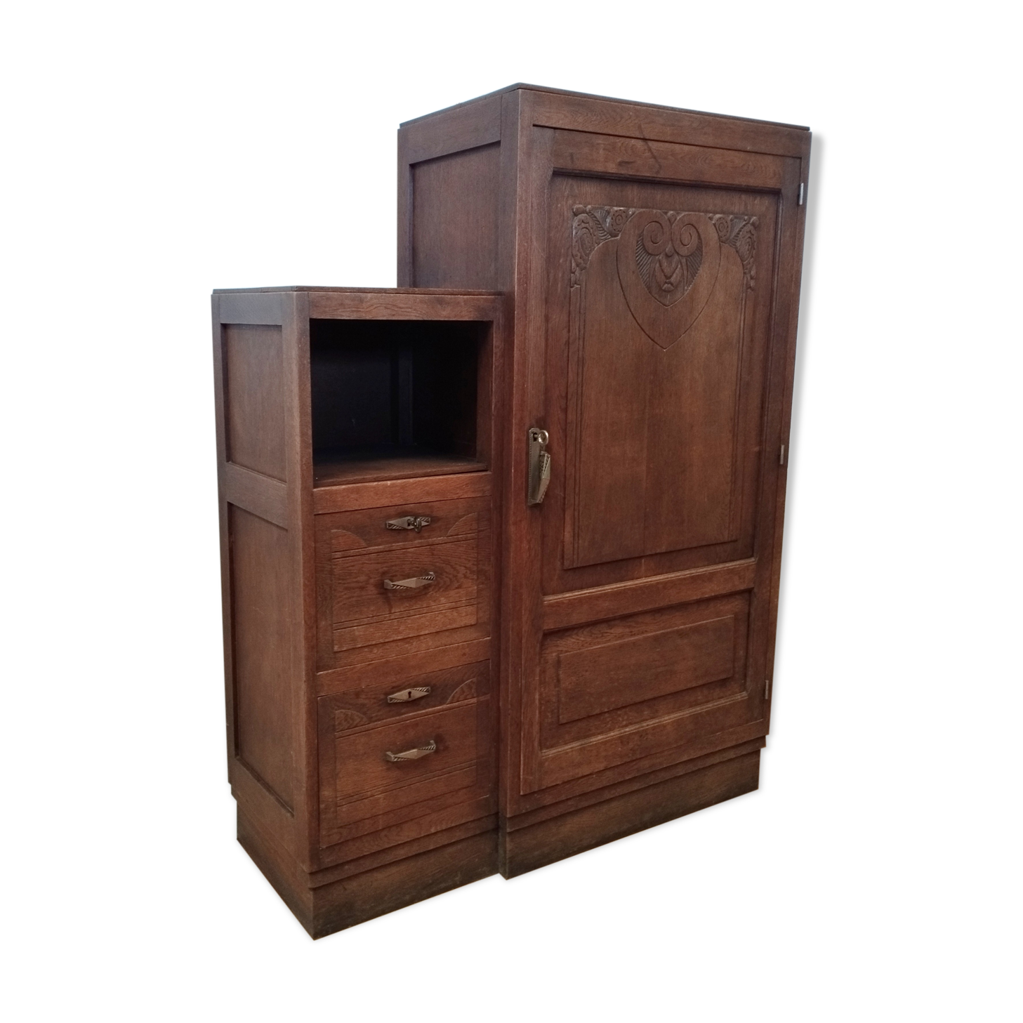 Asymmetrical vintage wardrobe 50s