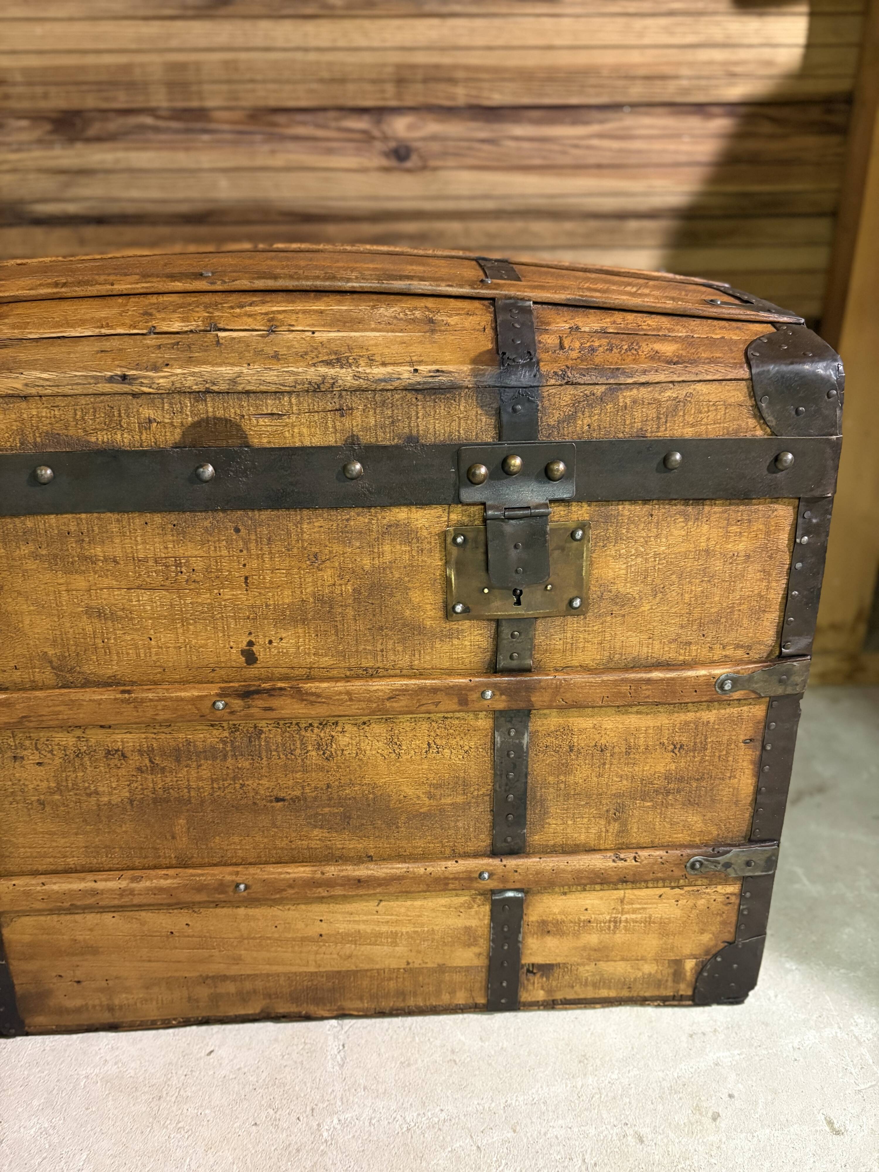 Grande malle de voyage bombée ancienne – restaurée avec soin