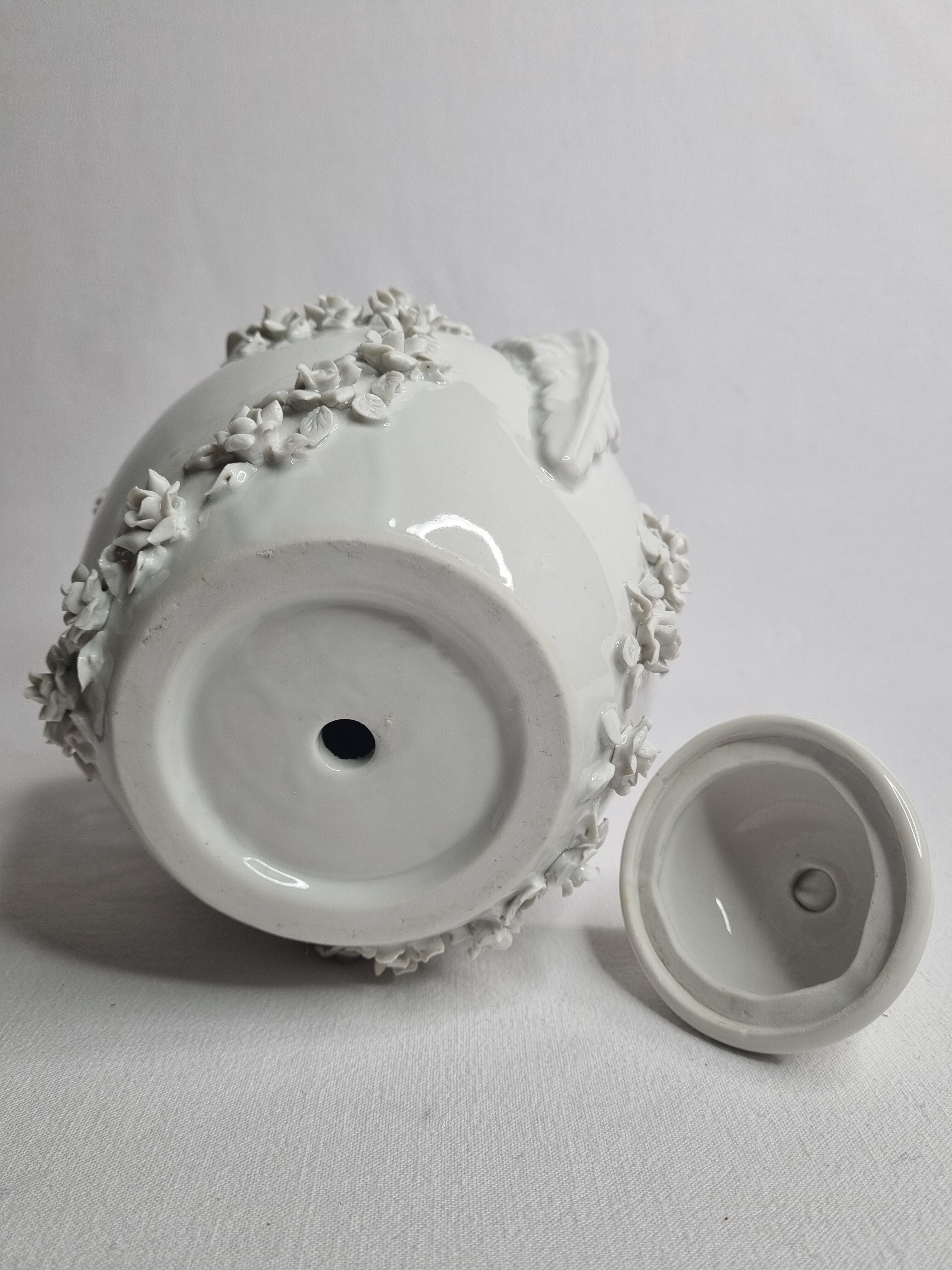 Vase décoratif de style baroque en porcelaine blanche émaillée, 26 cm