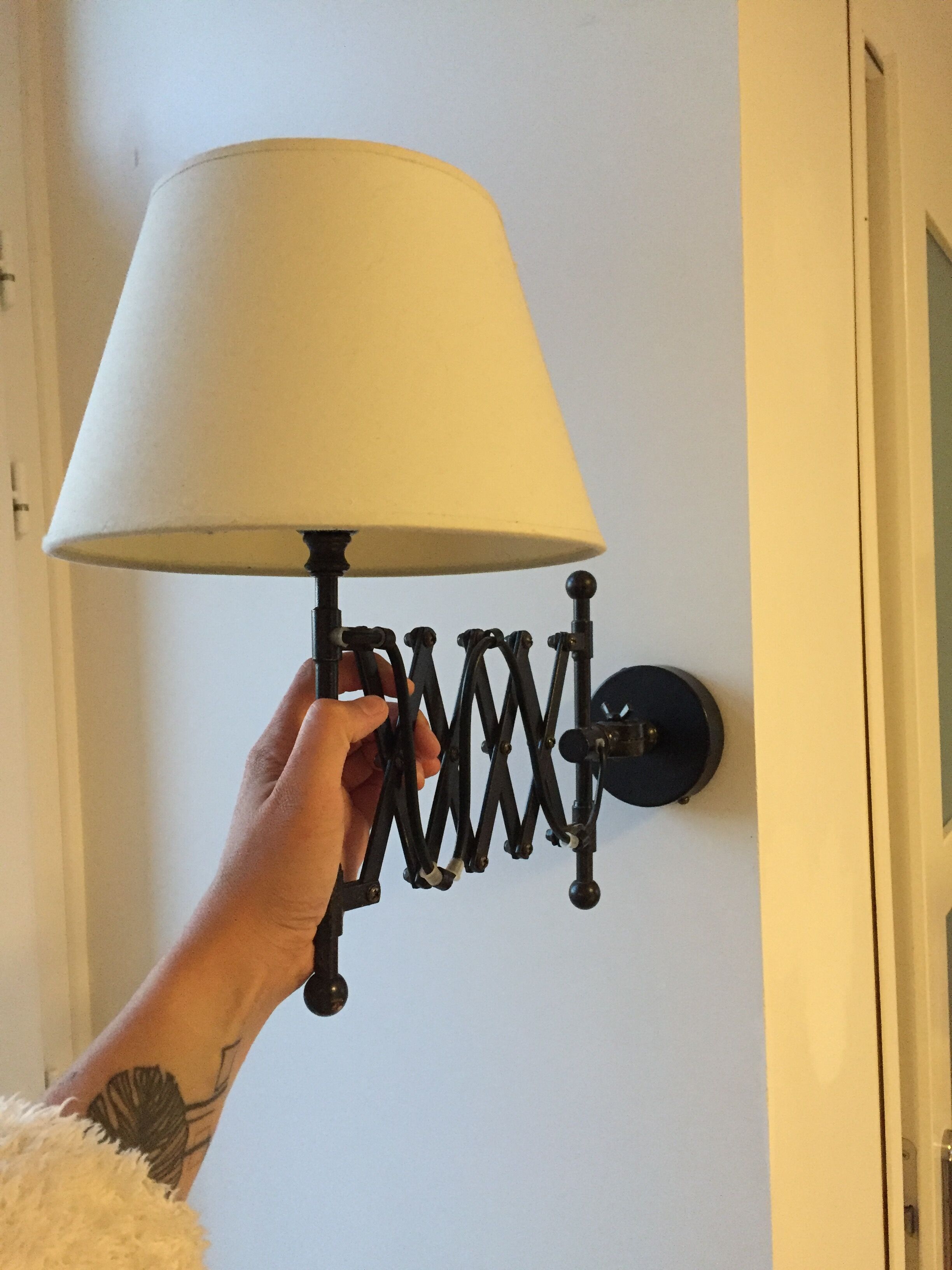 Stretchable wall light