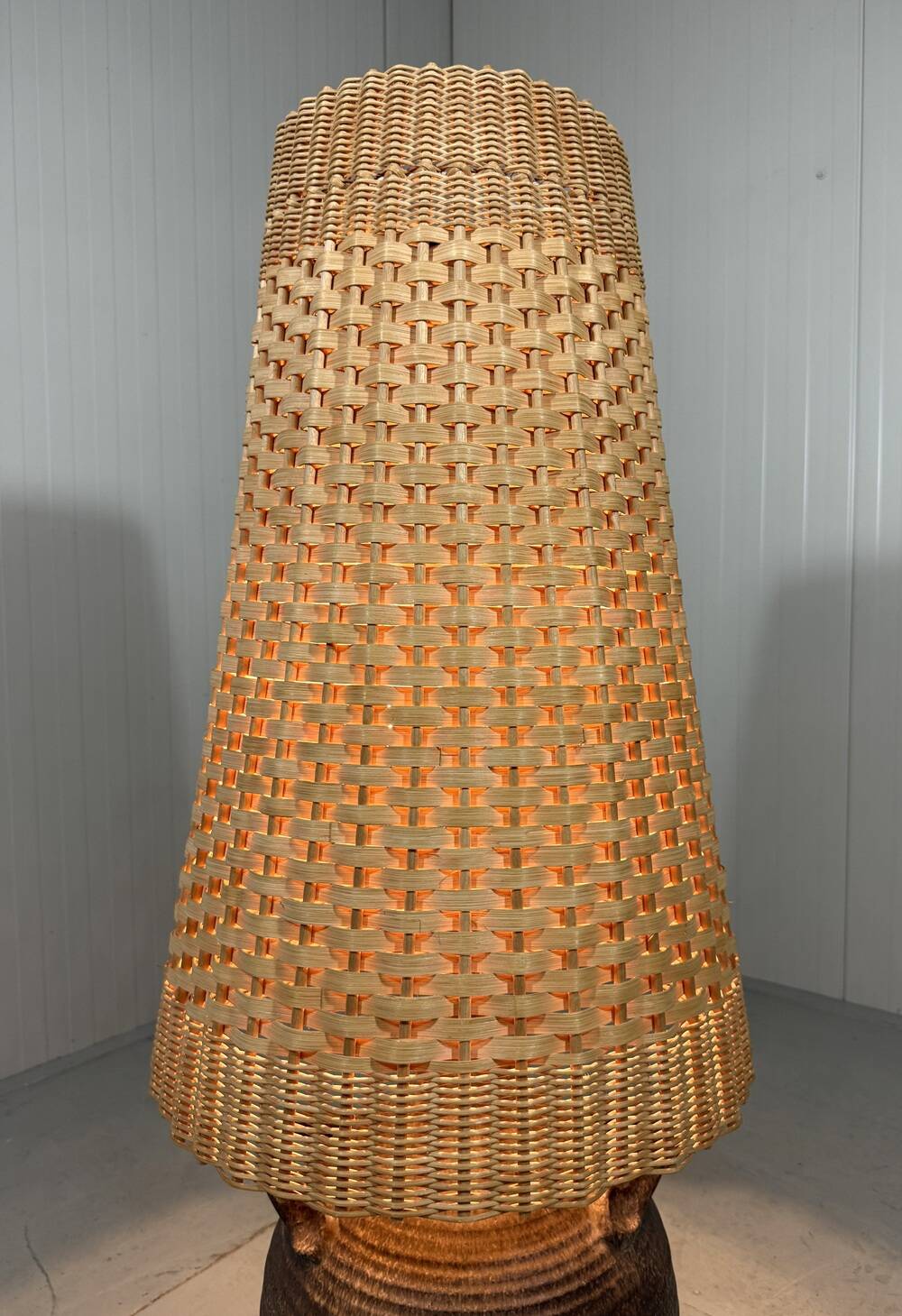 Grand lampadaire amphore en poterie avec abat-jour en rotin des années 1960