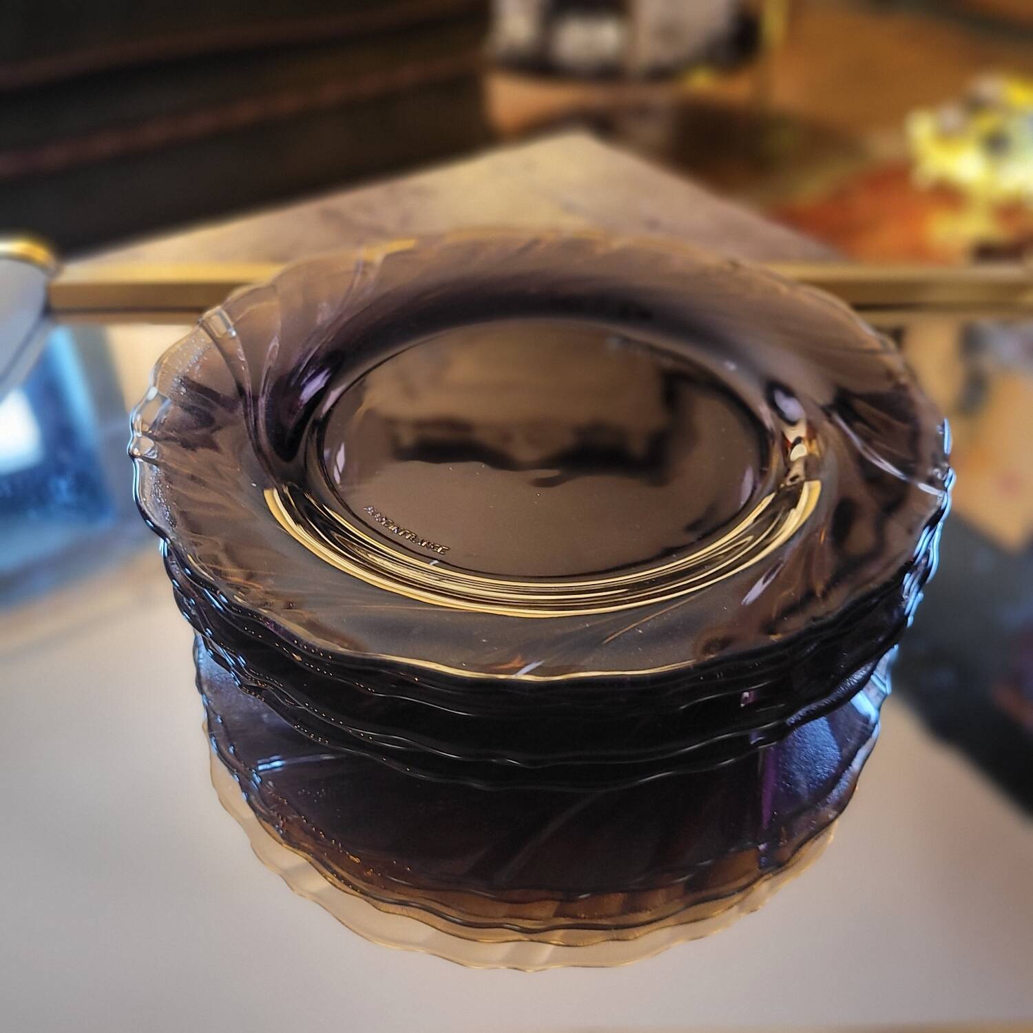 6 assiettes à dessert verre fumé relief floral — années 70