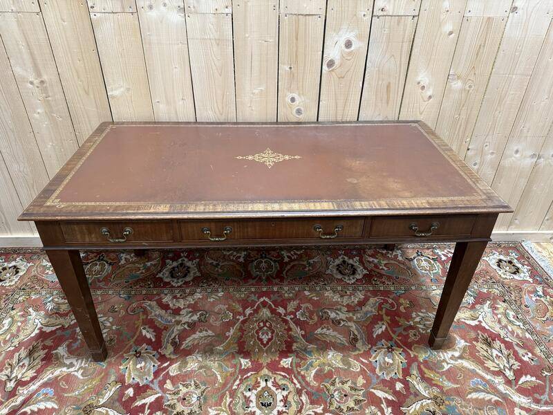 Bureau plat de style anglais en acajou et cuir signé "MAPLE"