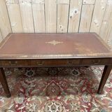 Bureau plat de style anglais en acajou et cuir signé "MAPLE"