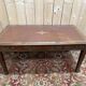 Bureau plat de style anglais en acajou et cuir signé "MAPLE"