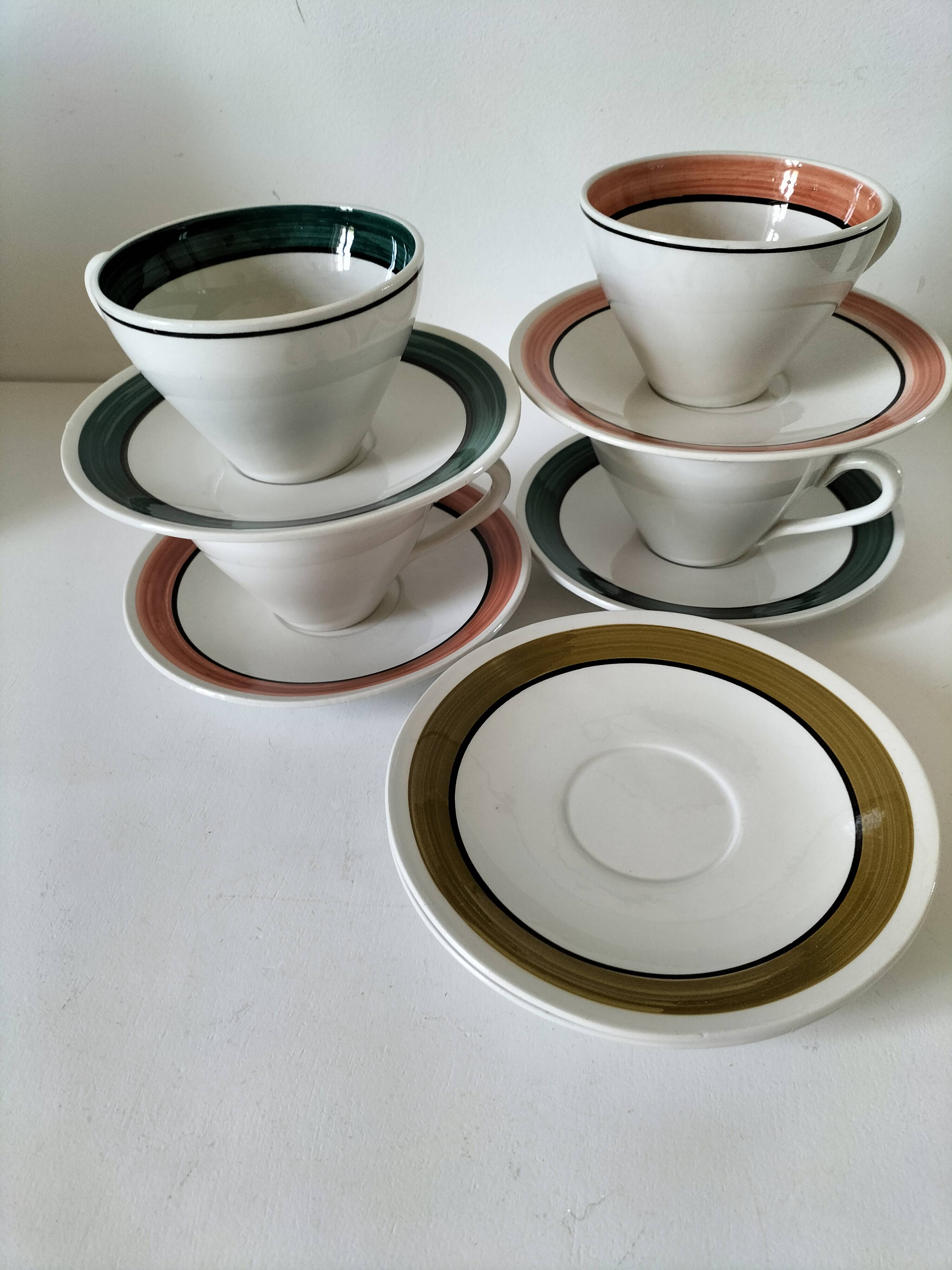 Ensemble de 4 grandes tasses vintage et 6 sous-tasses graphiques