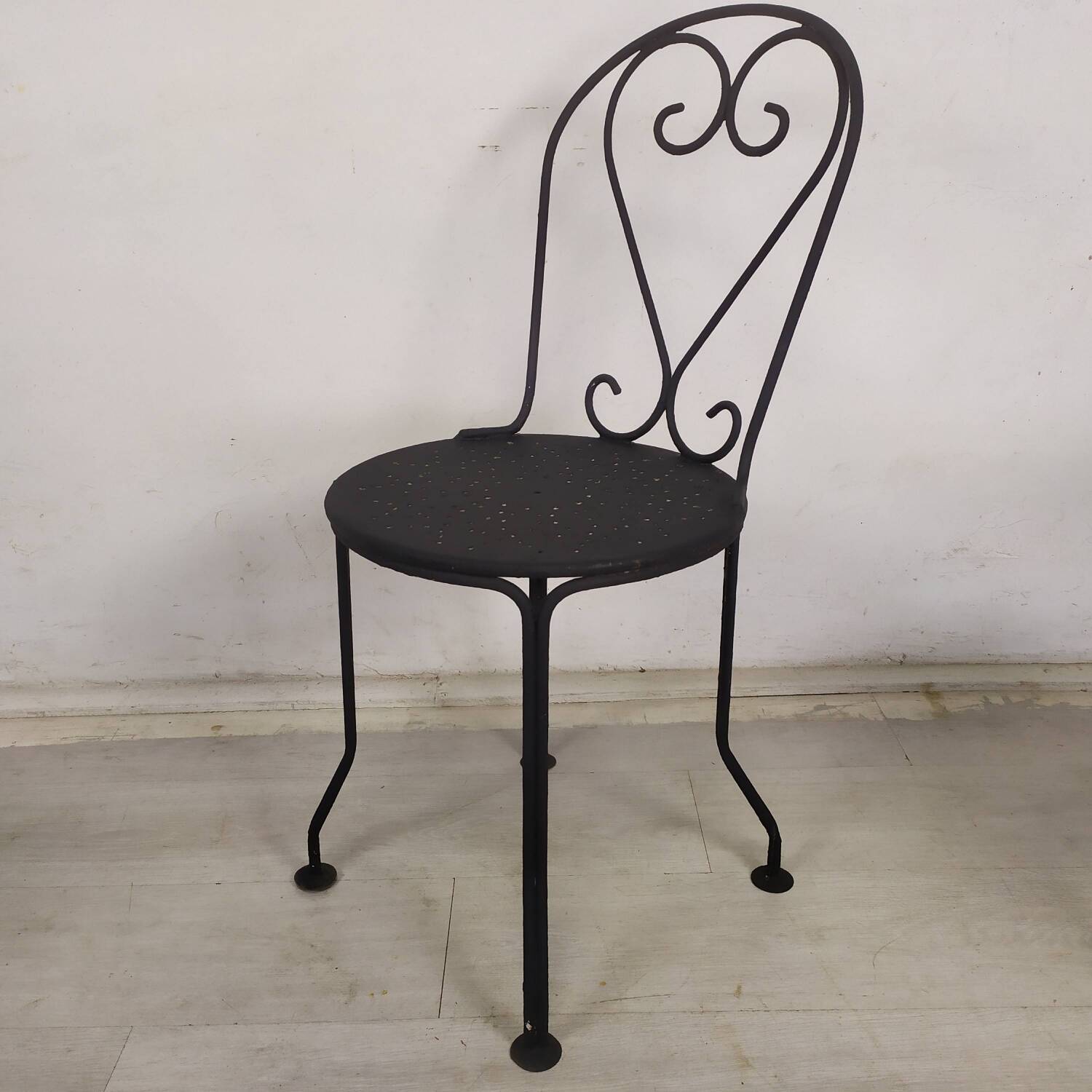 4 black garden chairs