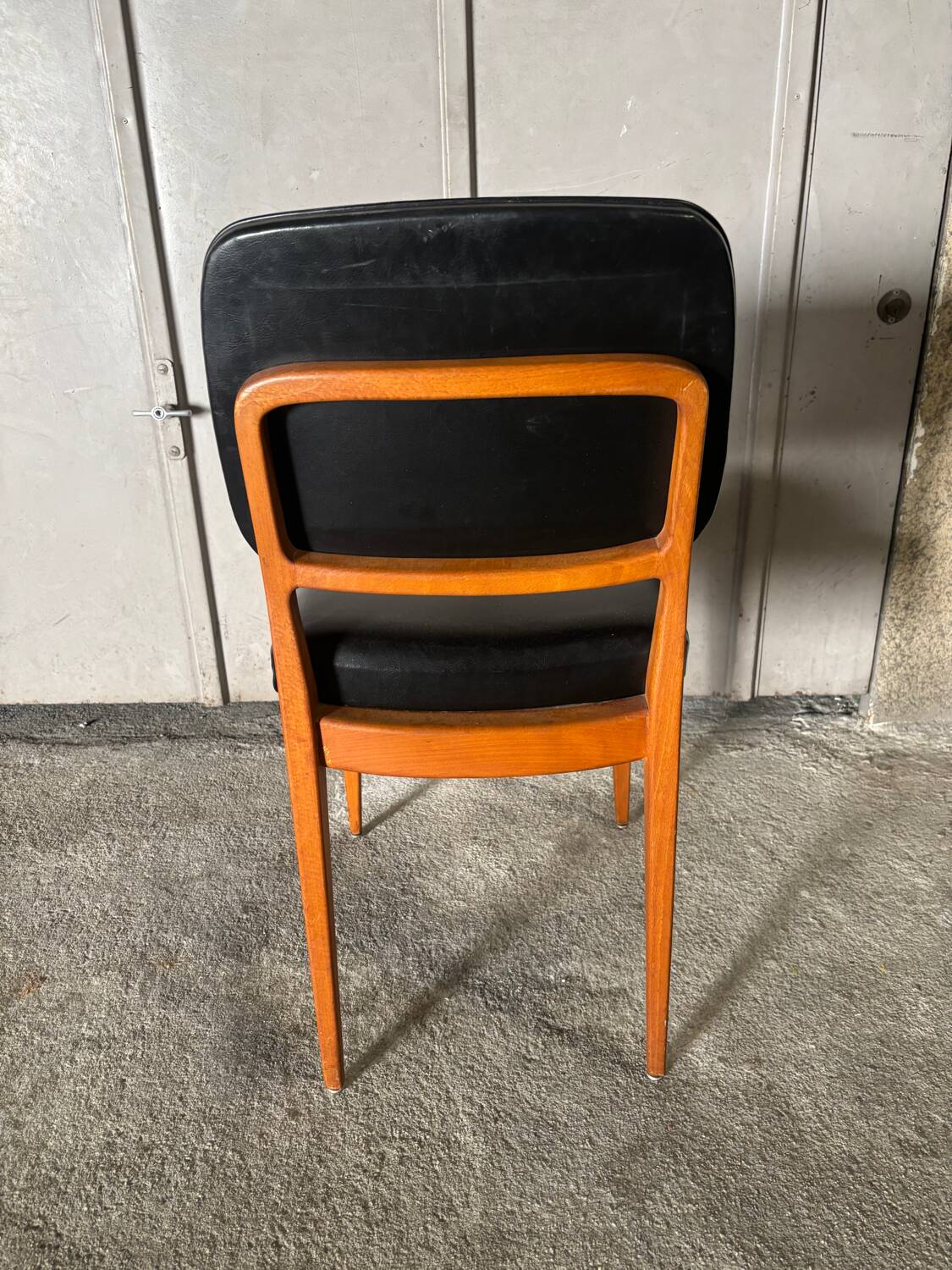 Set of 4 vintage 1960s chairs in wood and black faux leather – design