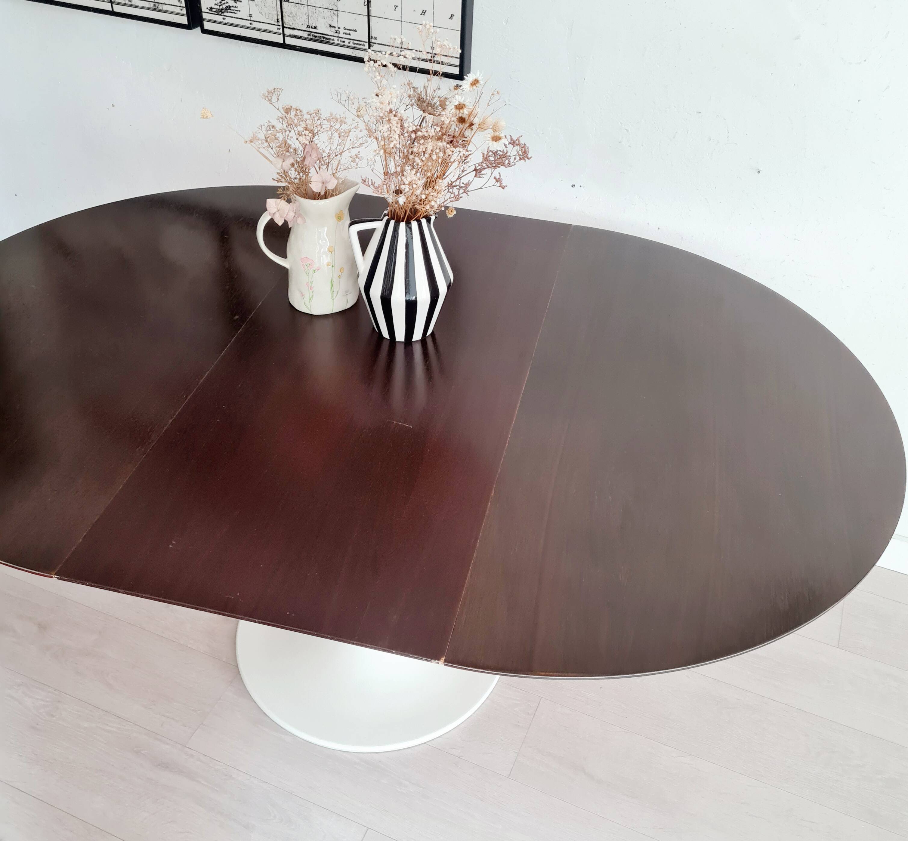Extendable table with tulip base, round oval wooden top