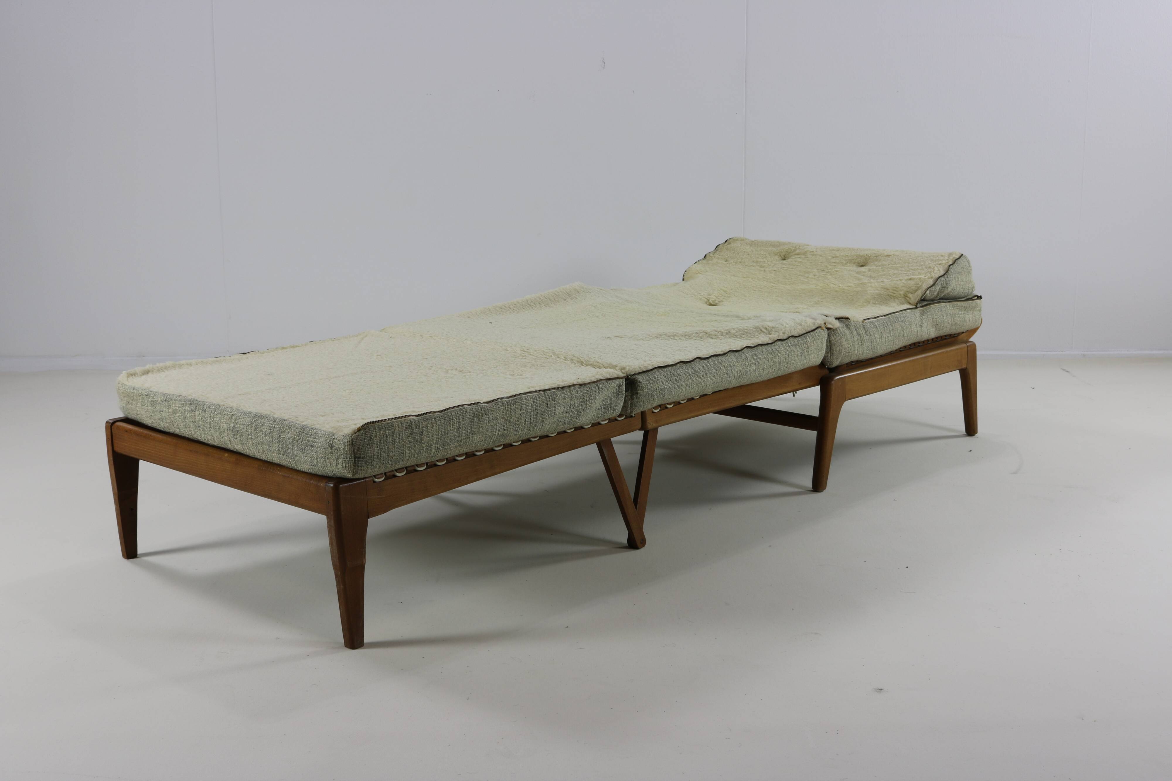 Midcentury french design fauteuil / day bed by George Tigien