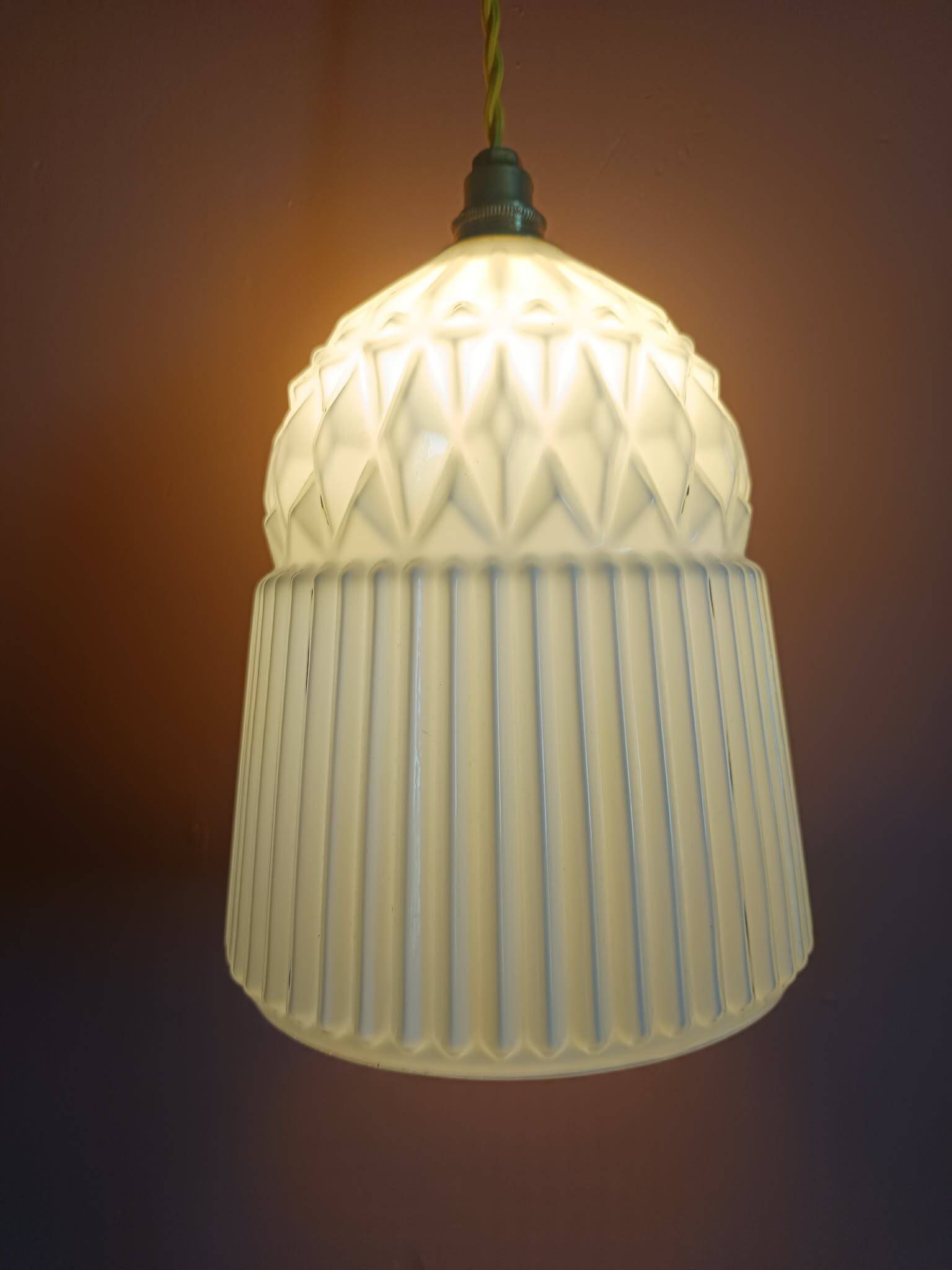 Paire de suspensions en verre blanc vintage