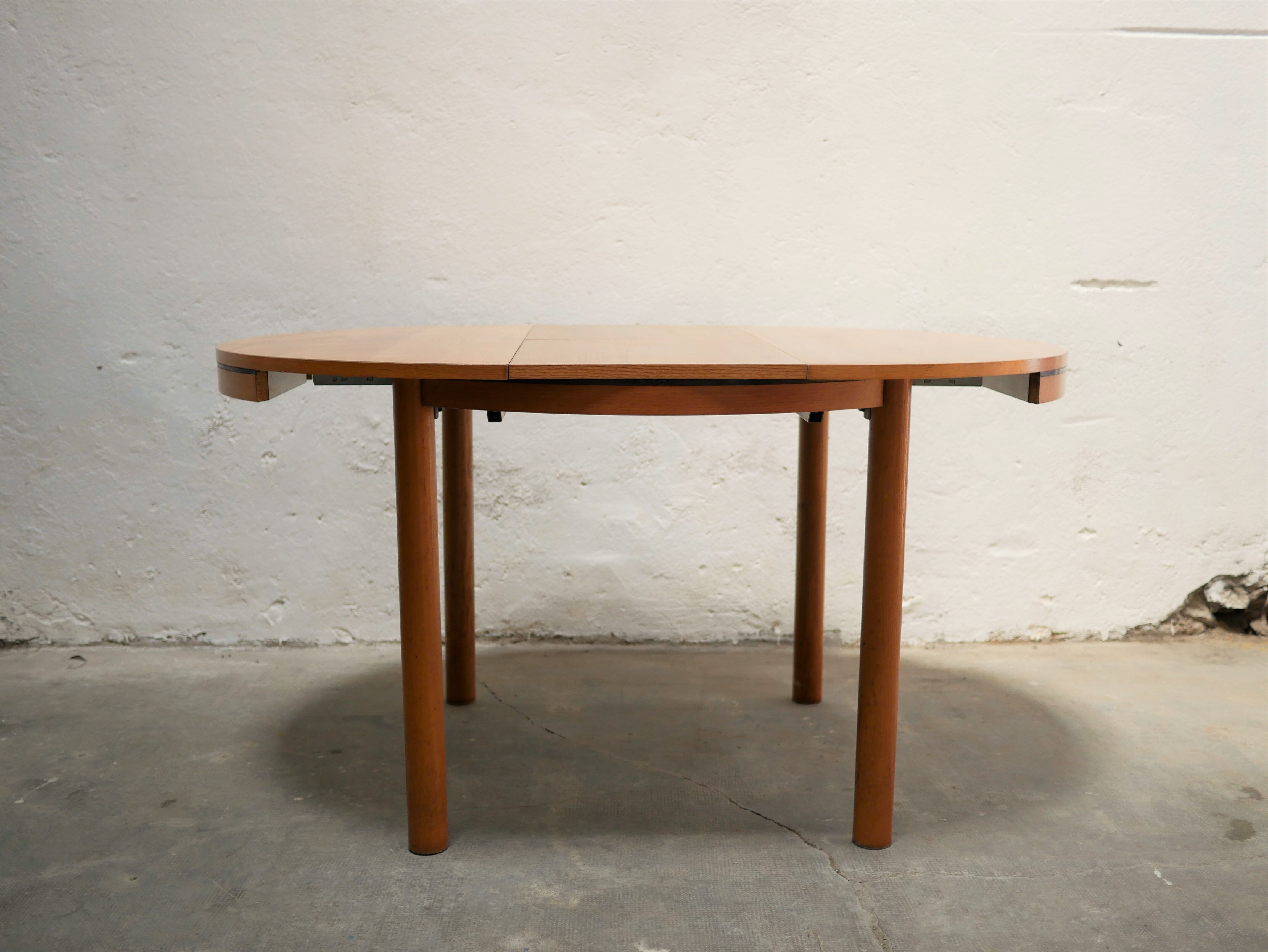 Vintage stretchy dining table