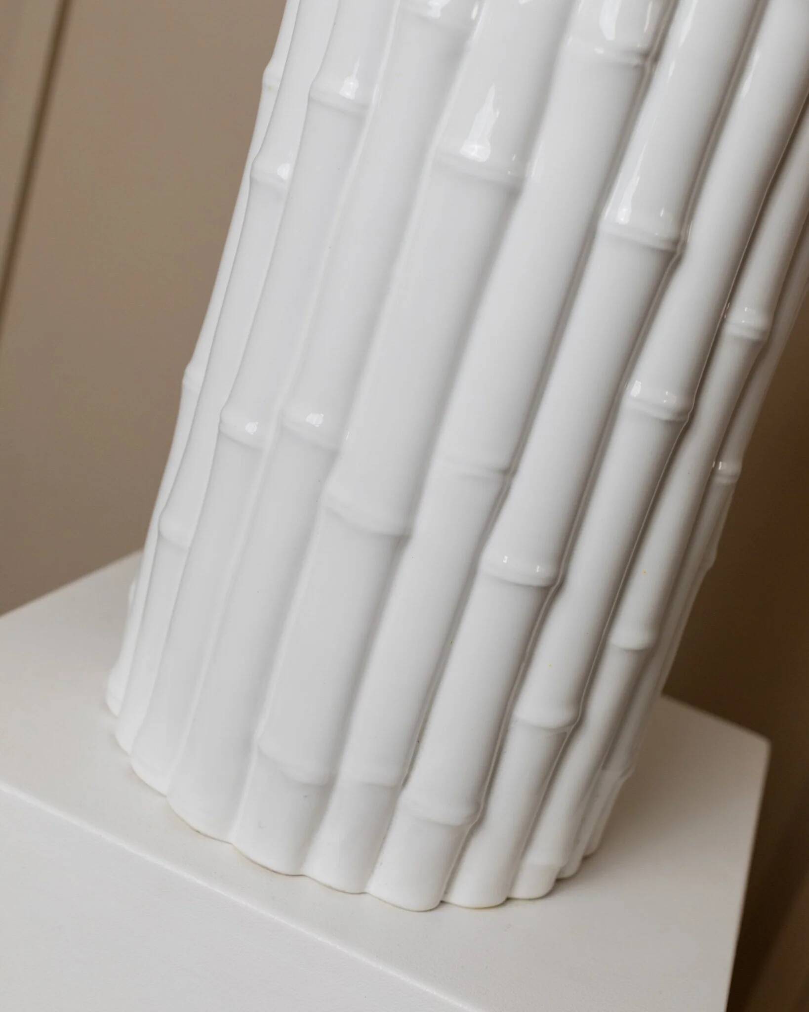 Tommaso Barbi white ceramic table lamp with bamboo-look texture, Italian 1970s Hollywood Regency